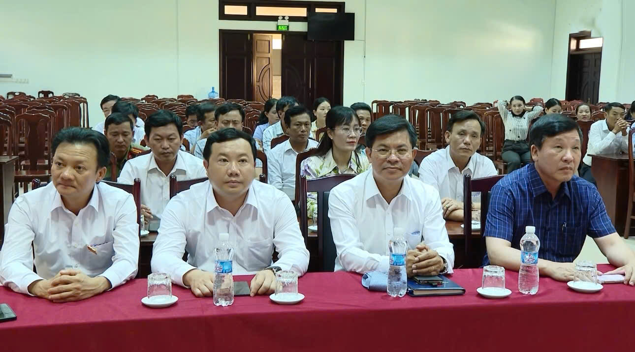 Các đại biều lãnh đạo tham dự chương trình