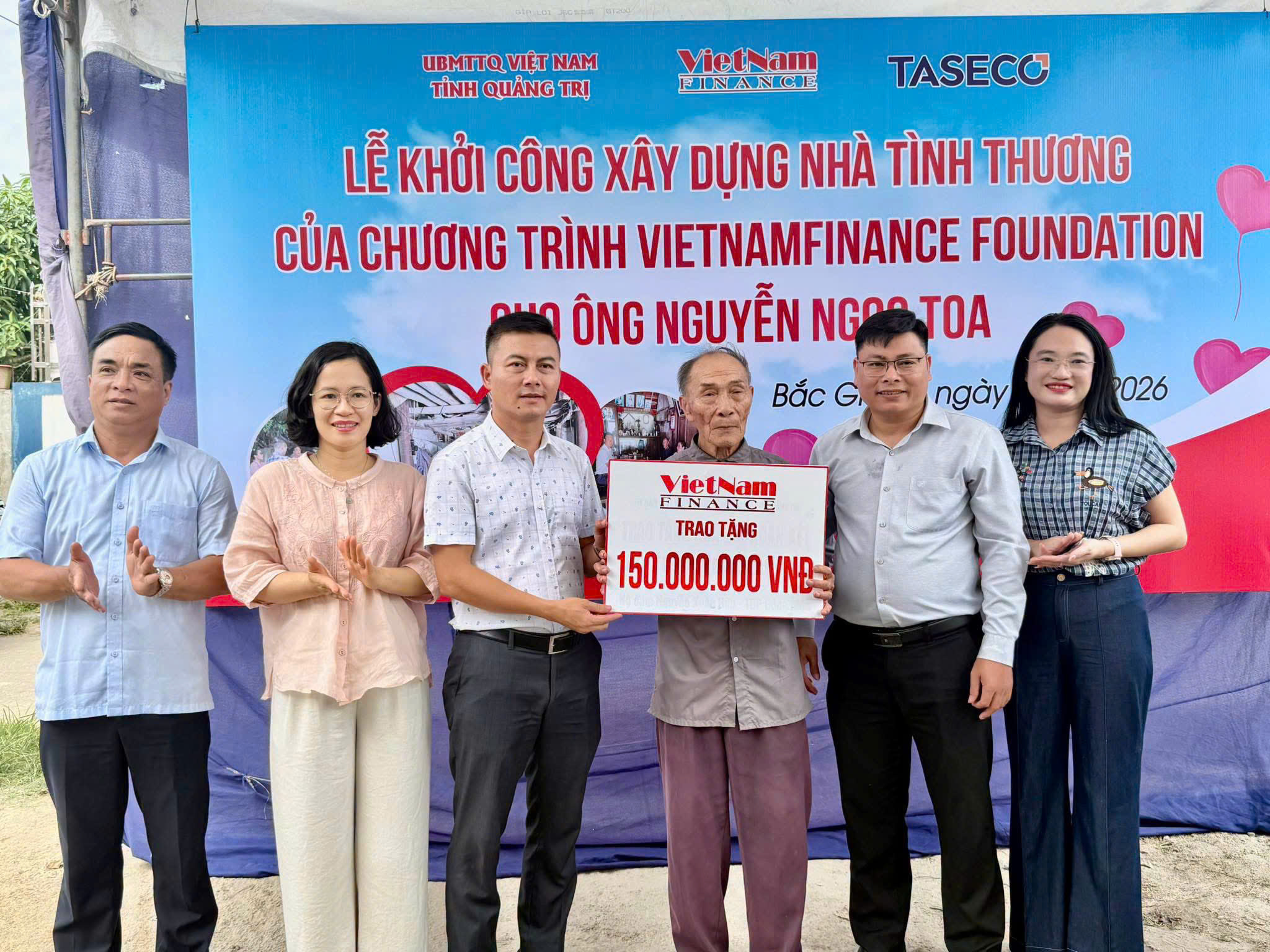 Các đồng chí lãnh đạo trao biển hỗ trợ cho gia đình Ông Nguyễn Ngọc Toa