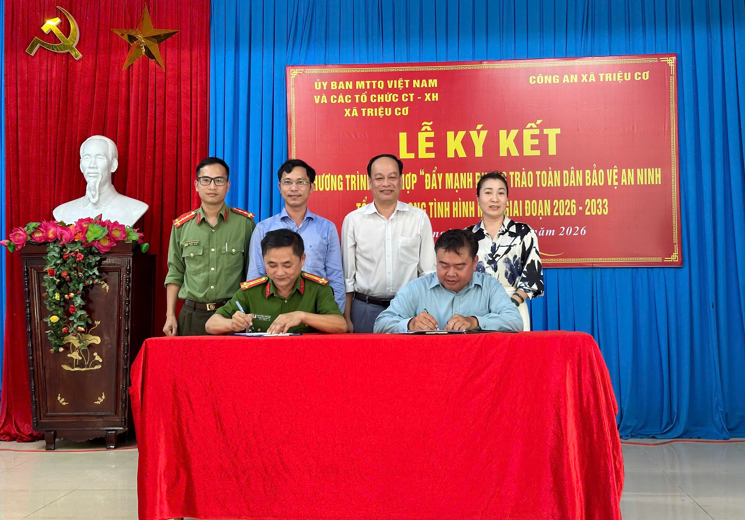 Đại diện 02 đơn vị thực hiện ký kết chương trình phối hợp