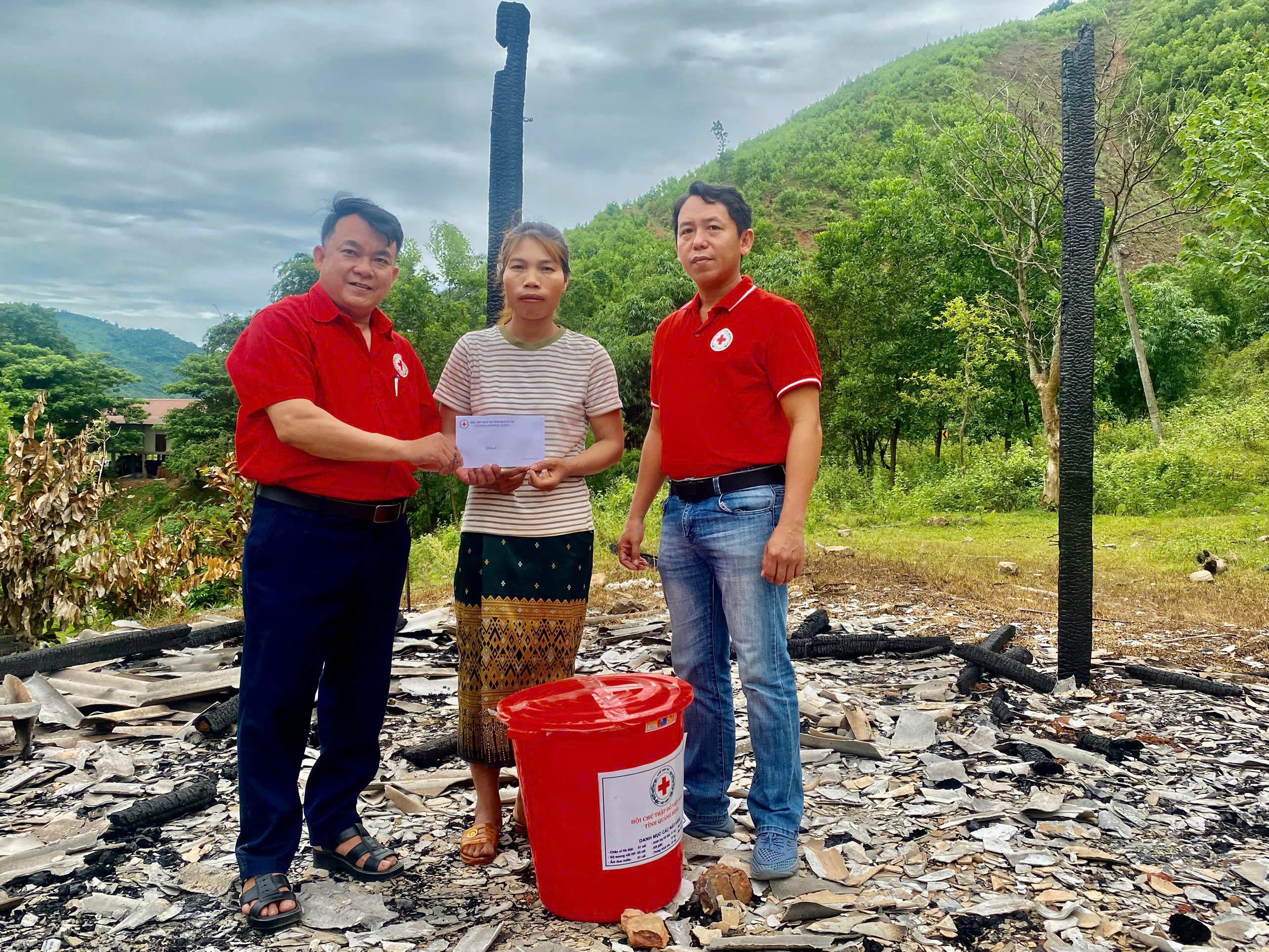 Đại diện Hội Chữ thập đỏ tỉnh và Hội Chữ thập đỏ xã Đakrông trao hỗ trợ cho chị Hồ Thị Sinh