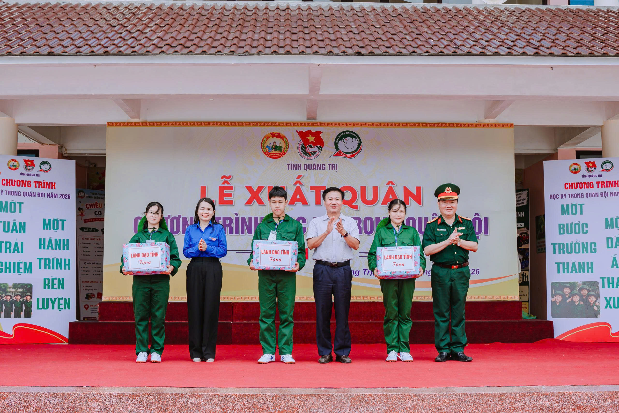 UV Ban Thường vụ Tỉnh ủy - Phó Chủ tịch Thường trực Ủy ban MTTQ Việt Nam tỉnh Đào Mạnh Hùng và các đồng chí lãnh đạo trao quà cho đại diện các em học viên tham dự Chương trình