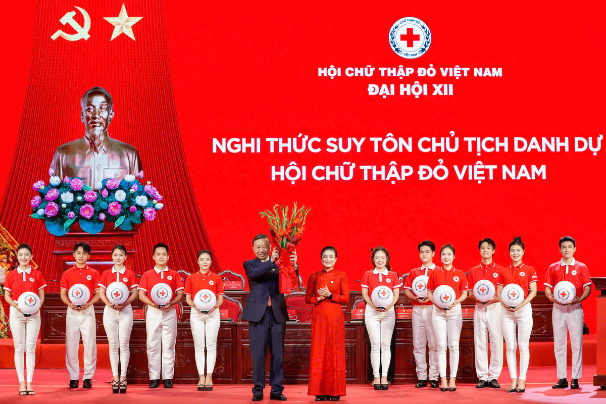 Đại hội đã thực hiện nghi thức đề cử Tổng Bí thư, Chủ tịch nước Tô Lâm giữ cương vị Chủ tịch danh dự Hội Chữ thập đỏ Việt Nam nhiệm kỳ 2026 - 2031. Ảnh: Quang Vinh