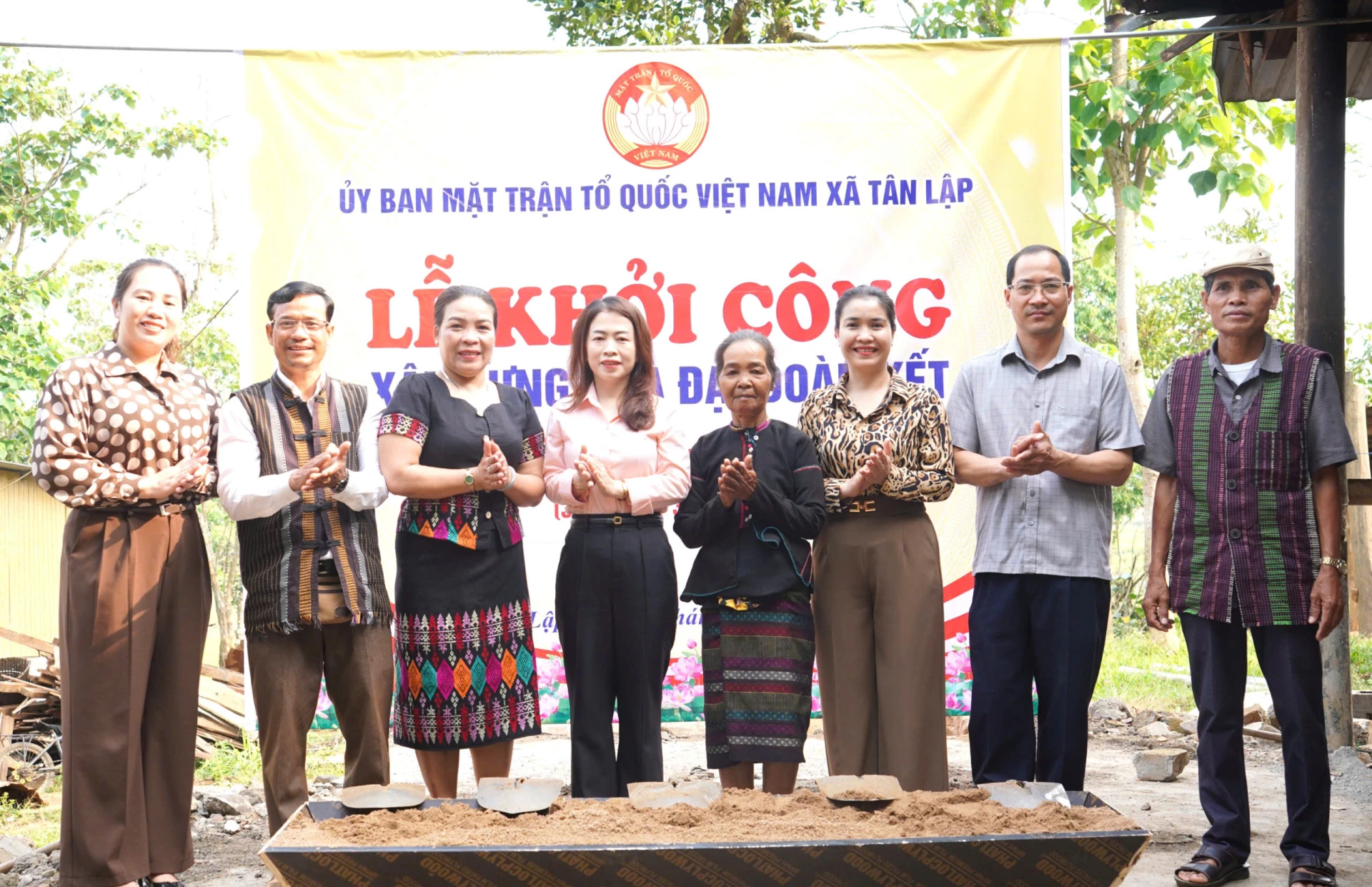Lễ Khởi công xây dựng nhà “Đại đoàn kết” cho hộ nghèo, đặc biệt khó khăn Hồ A Rôm, trú tại bản Cồn