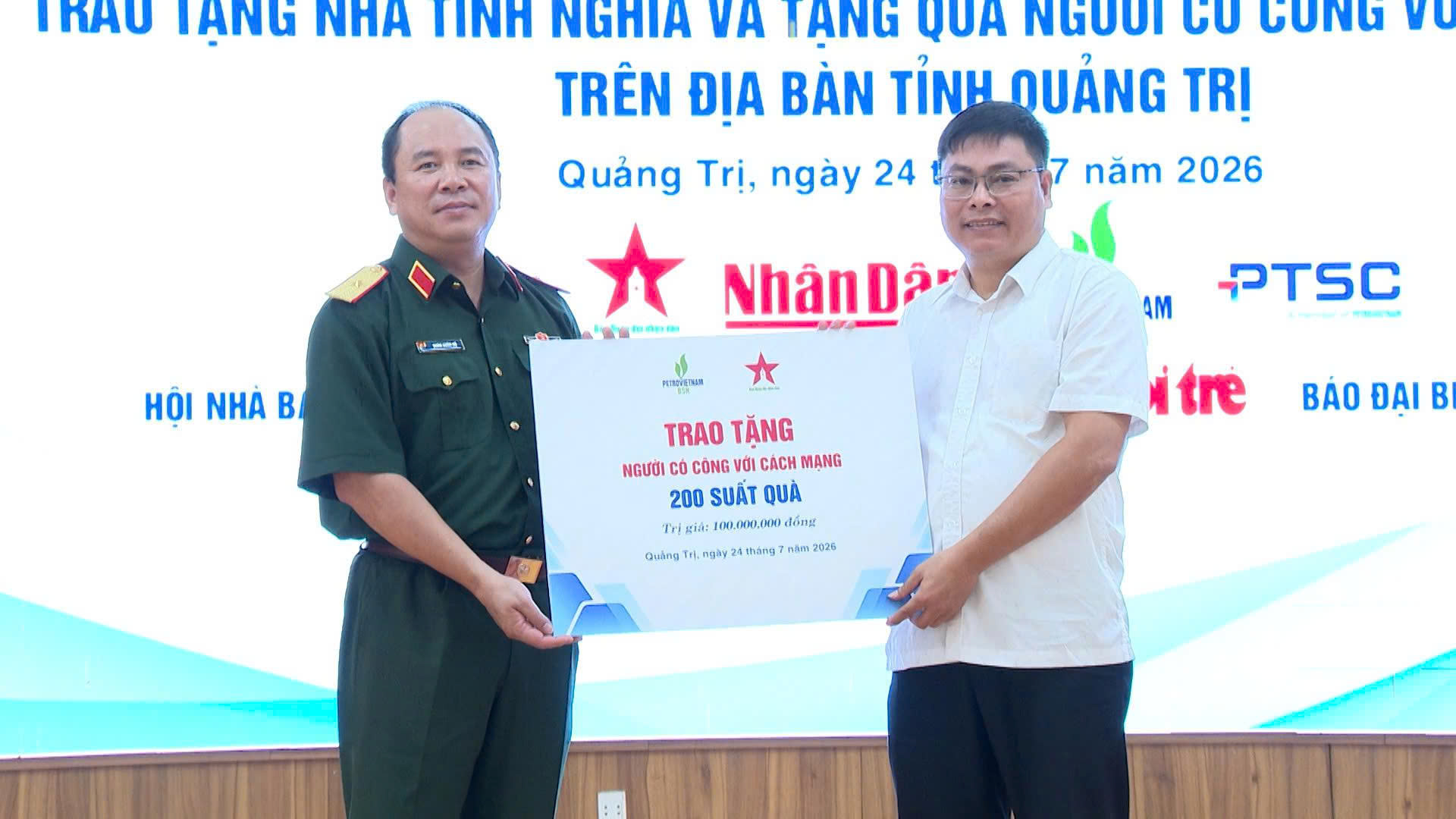 Báo Quân đội nhân dân trao tượng trưng hỗ trợ 200 suất quà an sinh xã hội - Ảnh: Việt Anh