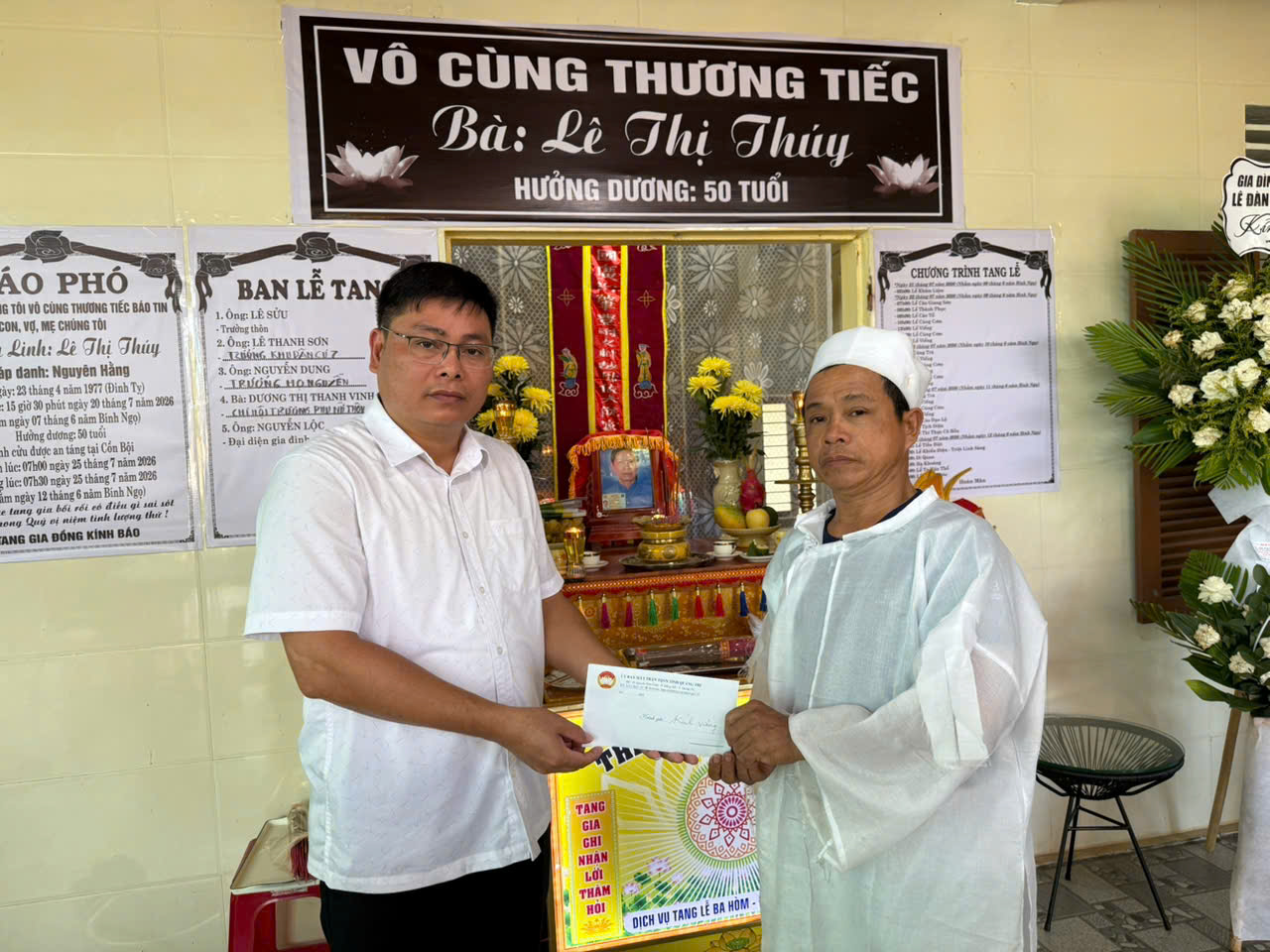Ông Dương Tân Long – Phó Chủ tịch Uỷ ban MTTQ Việt Nam tỉnh trao hỗ trợ cho gia đình ông Nguyễn Thanh Hậu (Đội 7, thôn Nại Cửu, xã Triệu Phong)