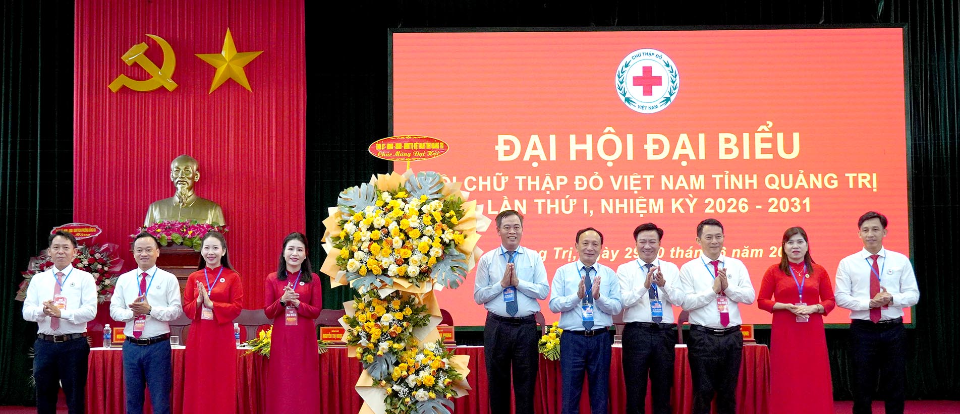 Các đồng chí lãnh đạo tỉnh tặng hoa chúc mừng đại hội - Ảnh: C.H