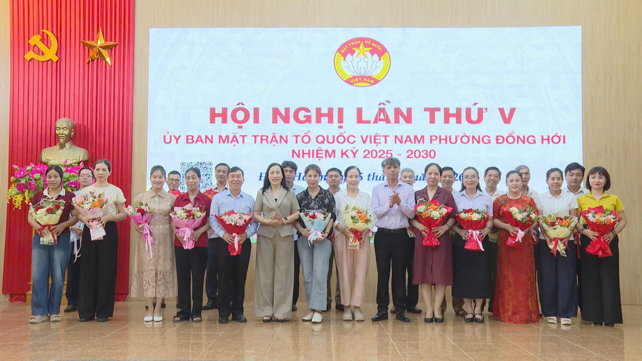 Các đồng chí lãnh đạo phường tặng hoa chúc mừng các vị Uỷ viên Uỷ ban MTTQ Việt Nam phường vừa được hiệp thương