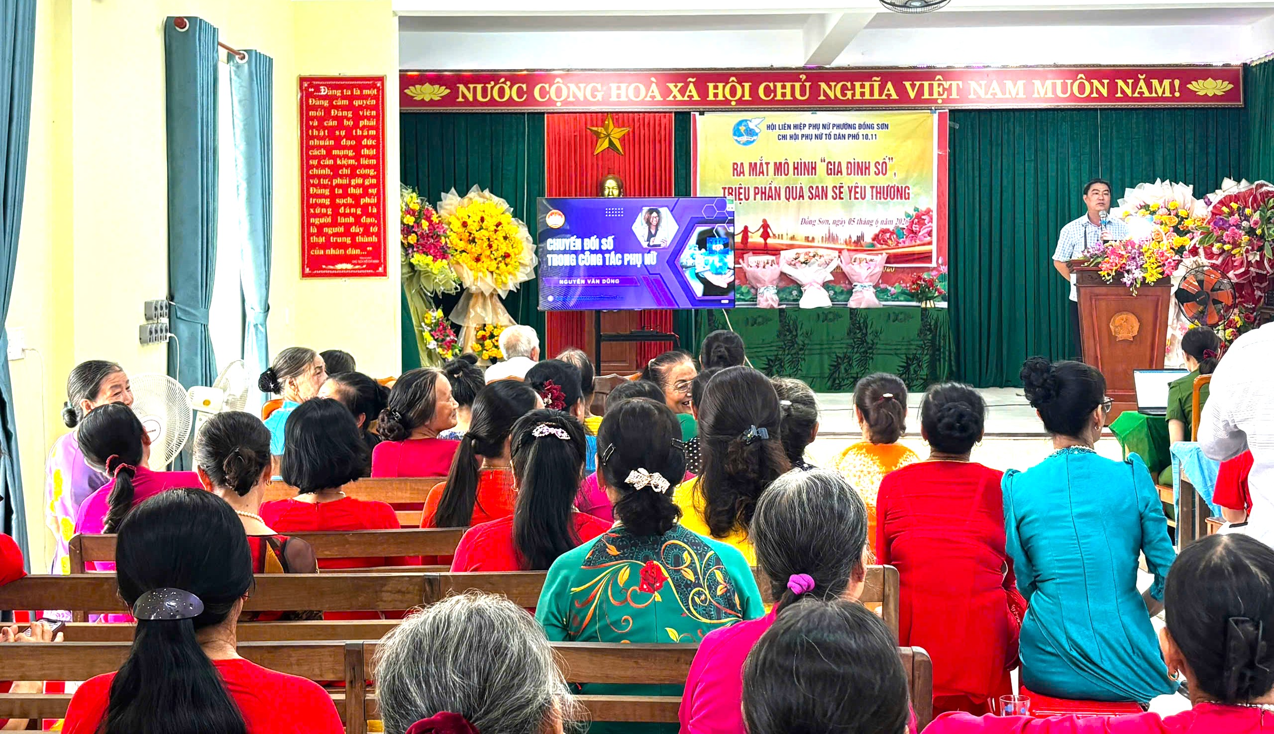 Cán bộ, hội viên phụ nữ phường Đồng Sơn tham gia tập huấn chuyên đề “Chuyển đổi số trong công tác phụ nữ” tại chương trình ra mắt mô hình “Gia đình số”