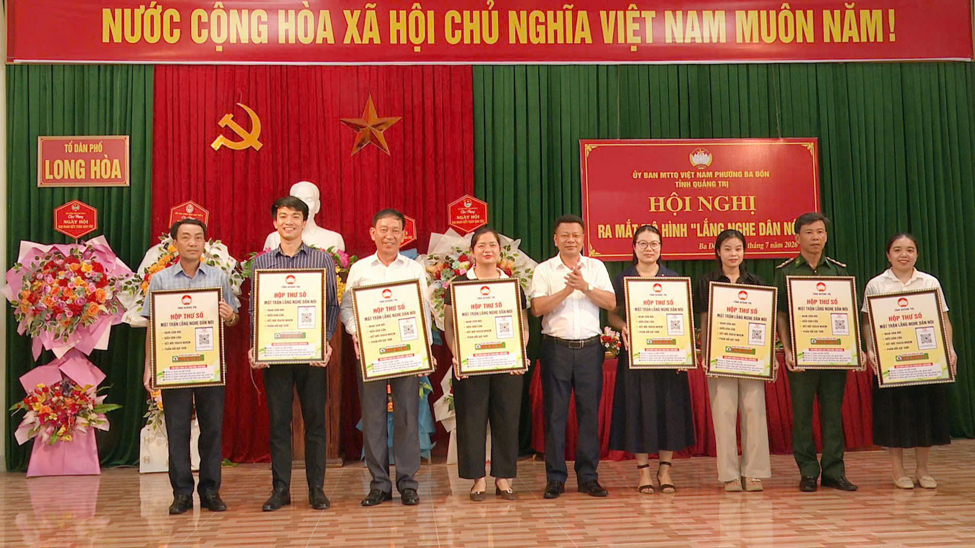 Đ c Nguyễn Đình Du UVBTV Đảng uỷ, Chủ tịch UBMTTQVN phường trao biển cho Ban CTMT các tổ dân phố