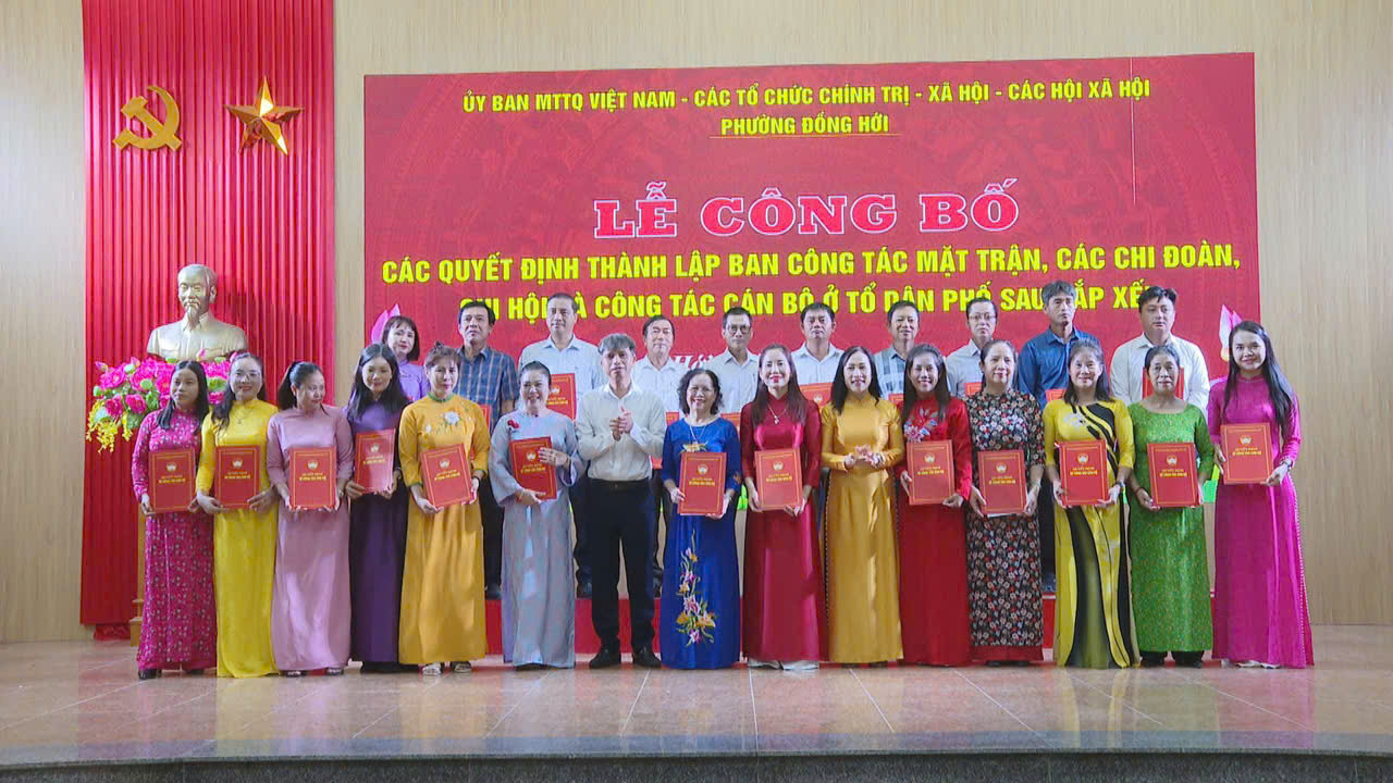 Đại diện Lãnh đạo phường trao Quyết định cho các đồng chí Trưởng Ban Công tác Mặt trận