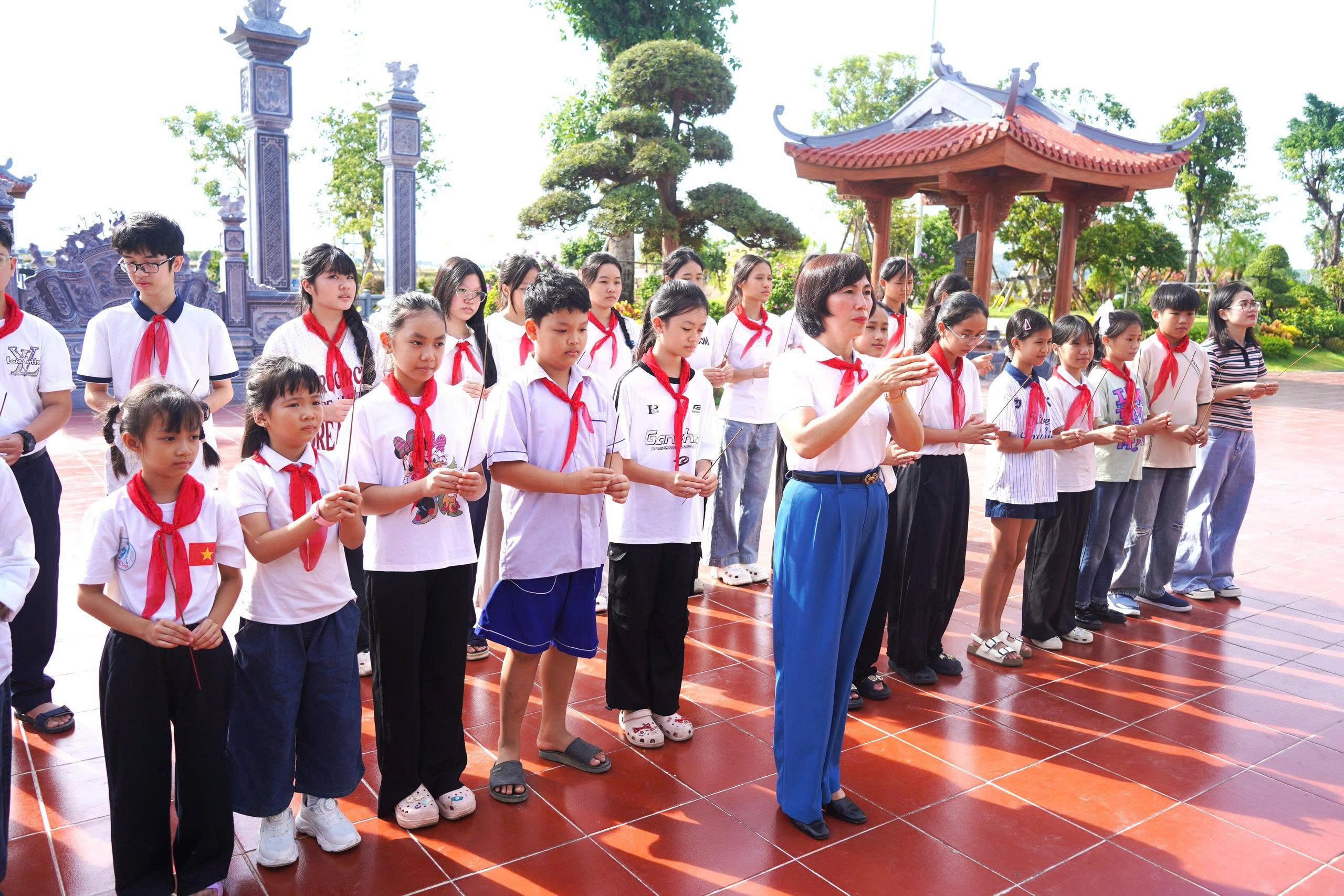 Đoàn dâng hương tại Khu di tích Quốc gia đặc biệt Bến Phà Gianh