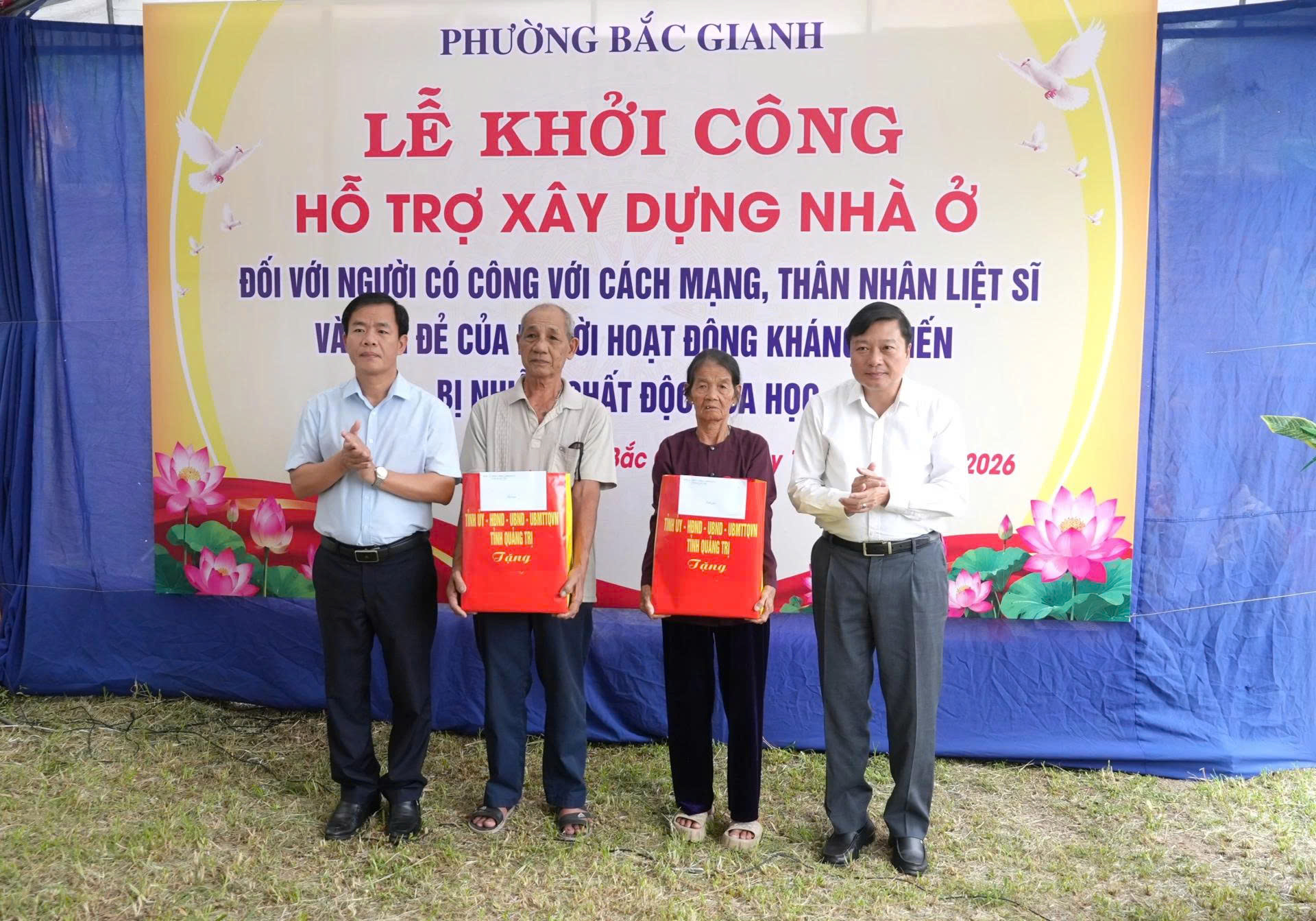 Đ.c Nguyễn Văn Phương - UVBCH Trung ương Đảng, Bí thư Tỉnh ủy và Đ.c Lê Hồng Vinh - Phó Bí thư Tỉnh ủy, Chủ tịch UBND tỉnh tặng quà cho đại diện 02 hộ gia đình được hỗ trợ tại phường Bắc Gianh.
