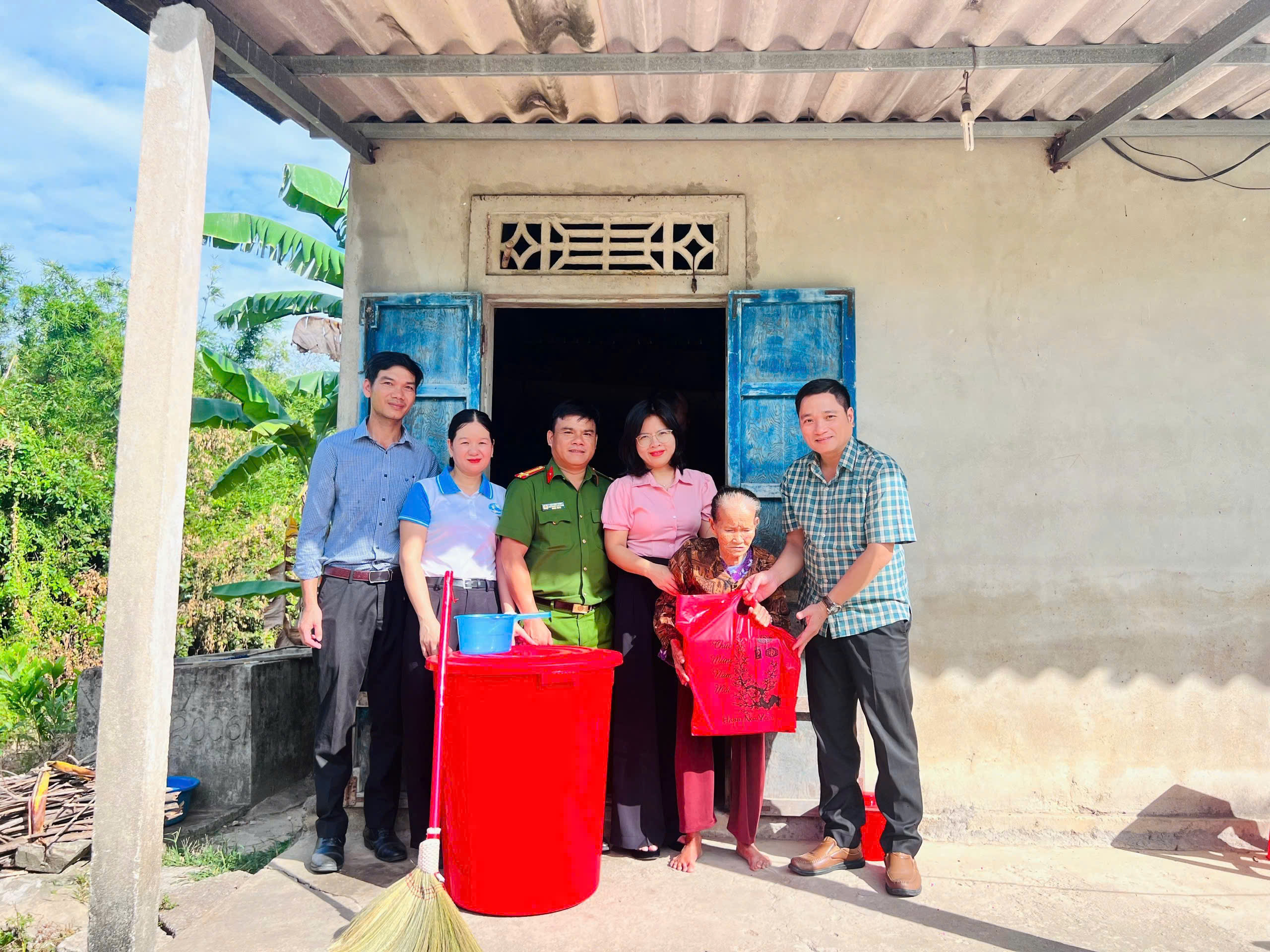 Đồng chí Phạm Duy Tuyền, Phó Bí thư Thường trực Đảng ủy xã Diên Sanh tham dự Chương trình và tặng quà cho các gia đình chính sách