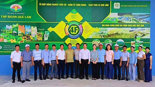 Đoàn công tác HND tỉnh chụp ảnh lưu niệm tại Tập đoàn Quế Lâm