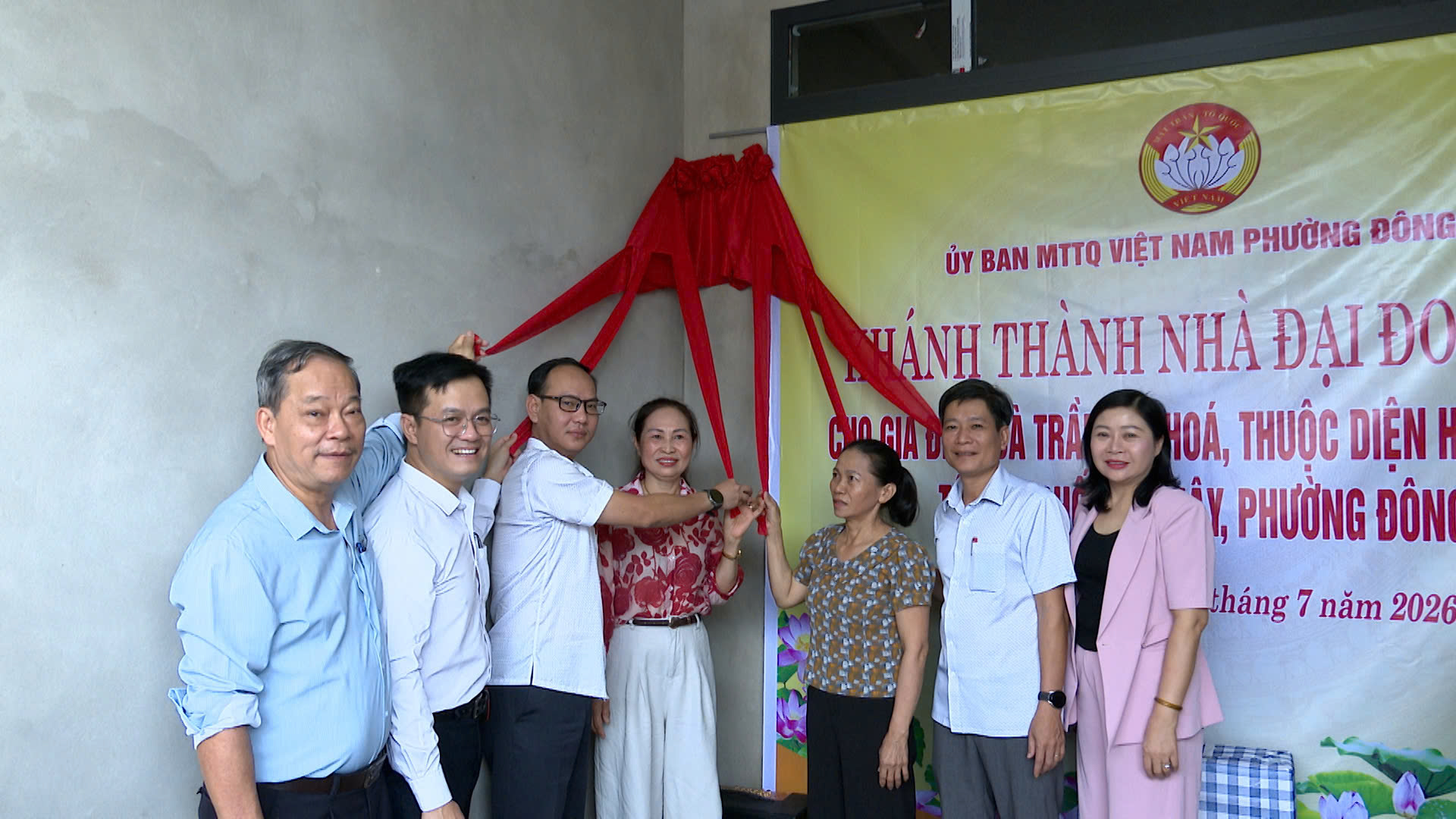 Lãnh đạo phường Đông Hà thực hiện nghi thức cắt băng khánh thành Nhà Đại đoàn kết
