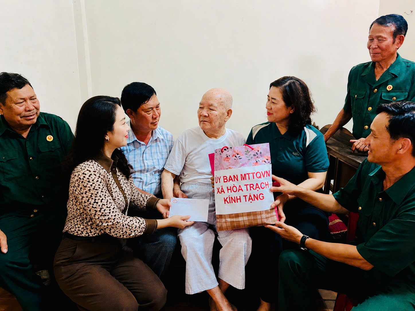 Lãnh đạo Ủy ban MTTQVN xã Hòa Trạch thăm tặng quà Bác Đỗ Như Quán thôn Cảnh Dương Đông Là Chiến sỹ Điện Biên duy nhất còn sinh sống trên địa bàn Sinh năm 1934 Huy hiệu 70 năm tuổi đảng