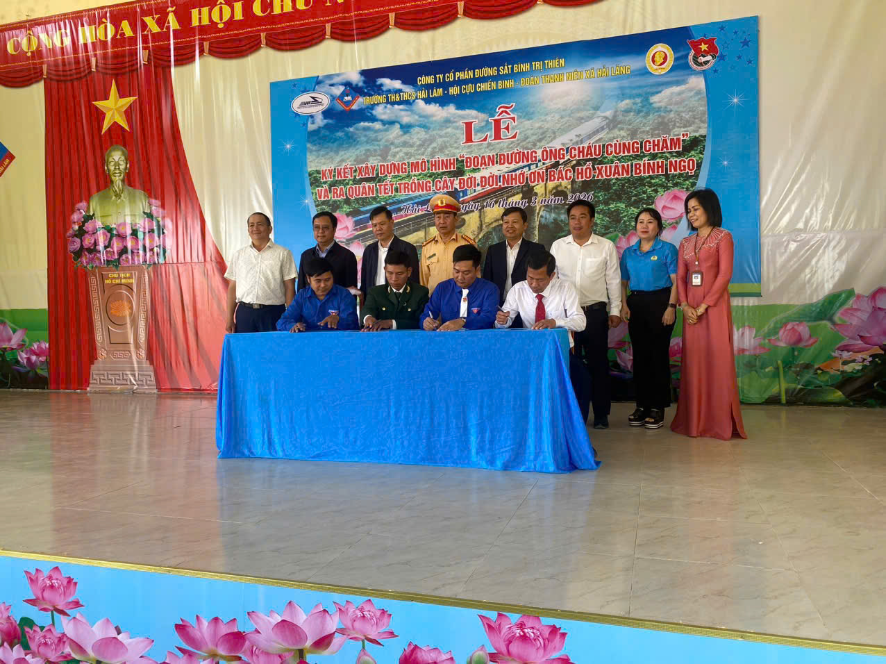Lễ ký kết xây dựng mô hình “Đoạn đường ông cháu cùng chăm”