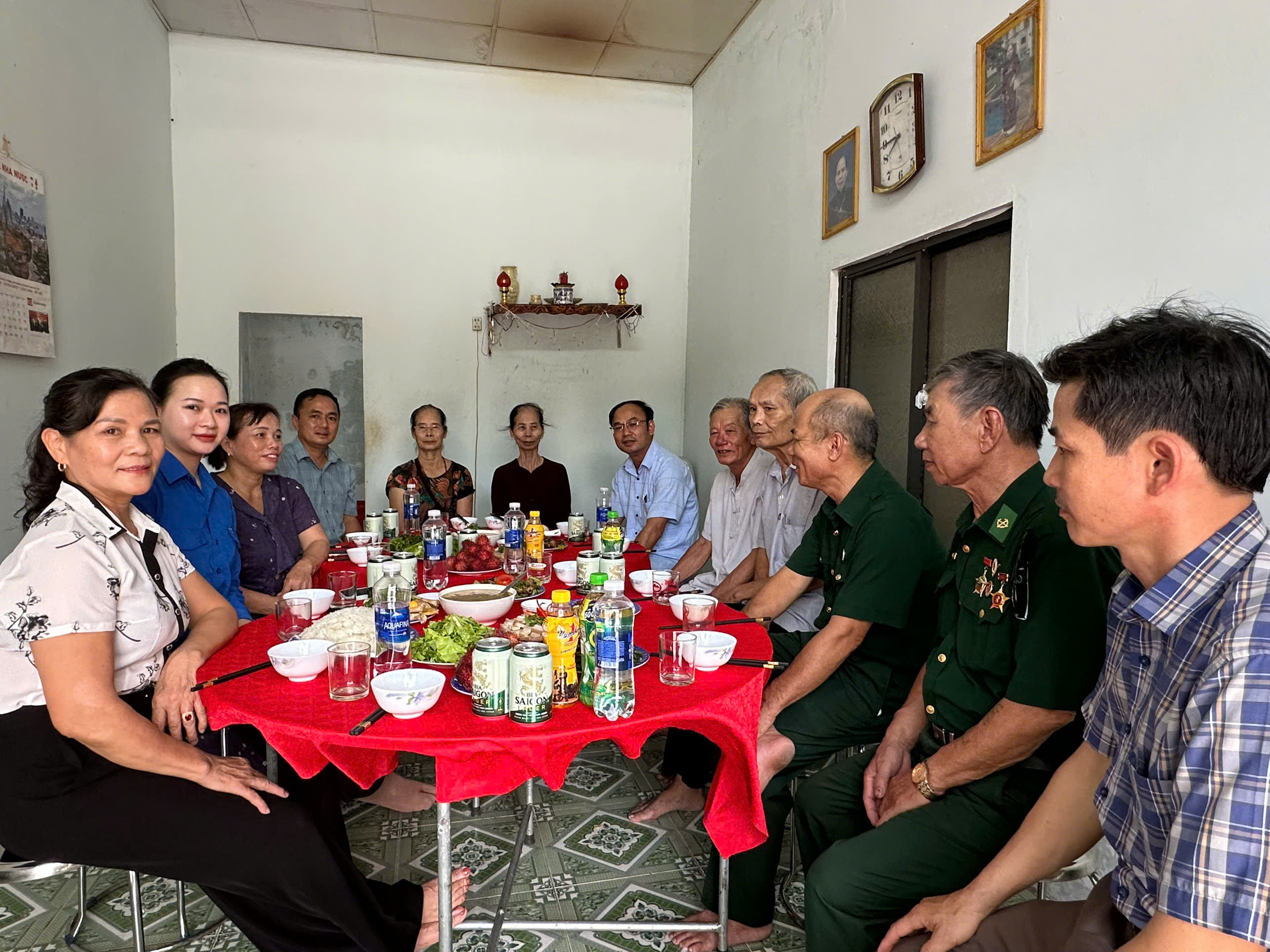 Đồng chí Nguyễn Lê Tiến, UVBTV , Chủ tịch Ủy ban MTTQ Việt Nam phường dự bữa cơm tri ân, ấm áp nghĩa tình tại gia đình bà Trương Thị Nữ thuộc gia đình CCCM, neo đơn, già yếu tại Tổ dân phố 10, phường Nam Đông Hà