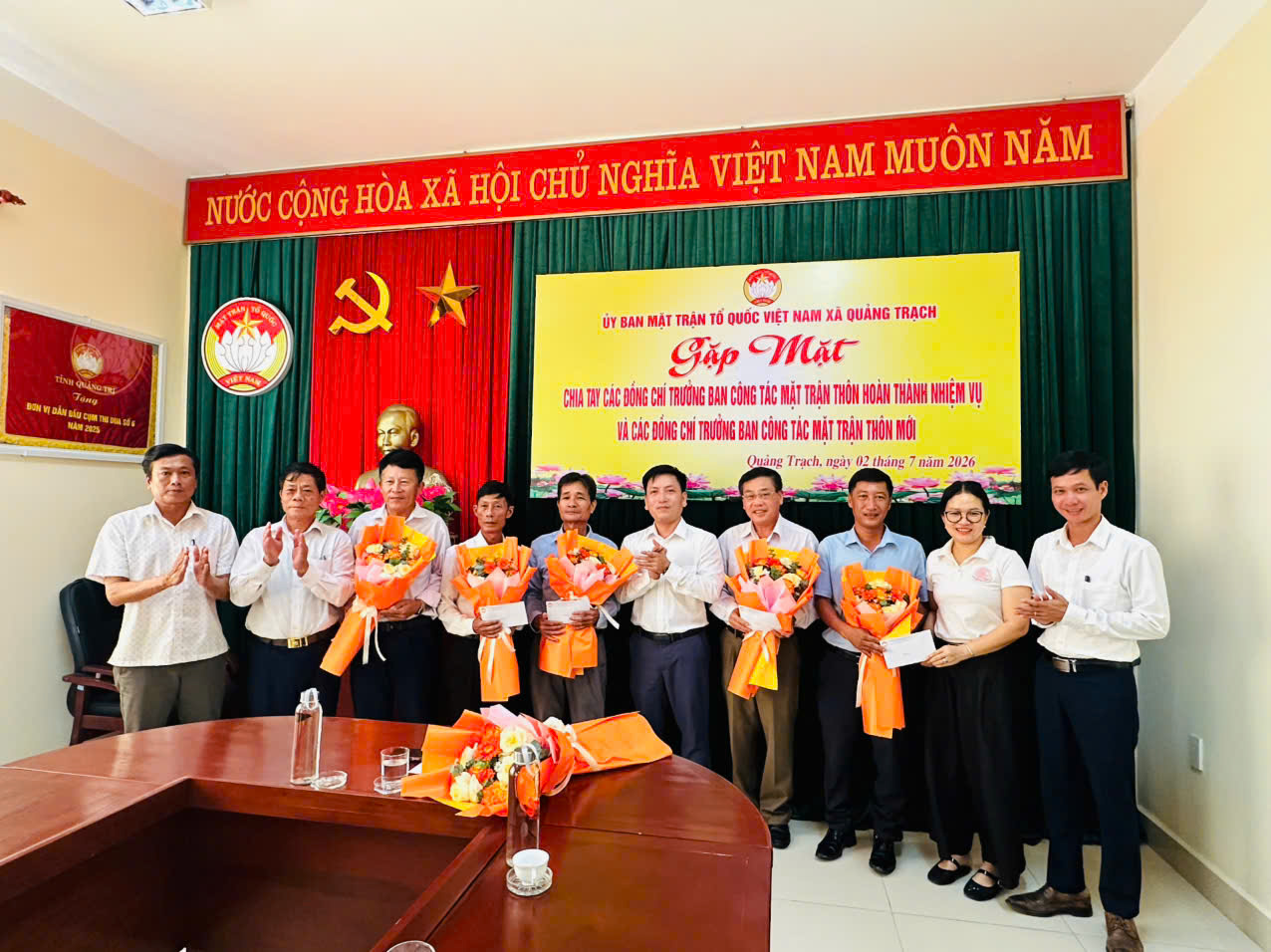 Tặng hoa tri ân chia tay 5 đồng chí Trưởng ban Công tác Mặt trận thôn hoàn thành nhiệm vụ