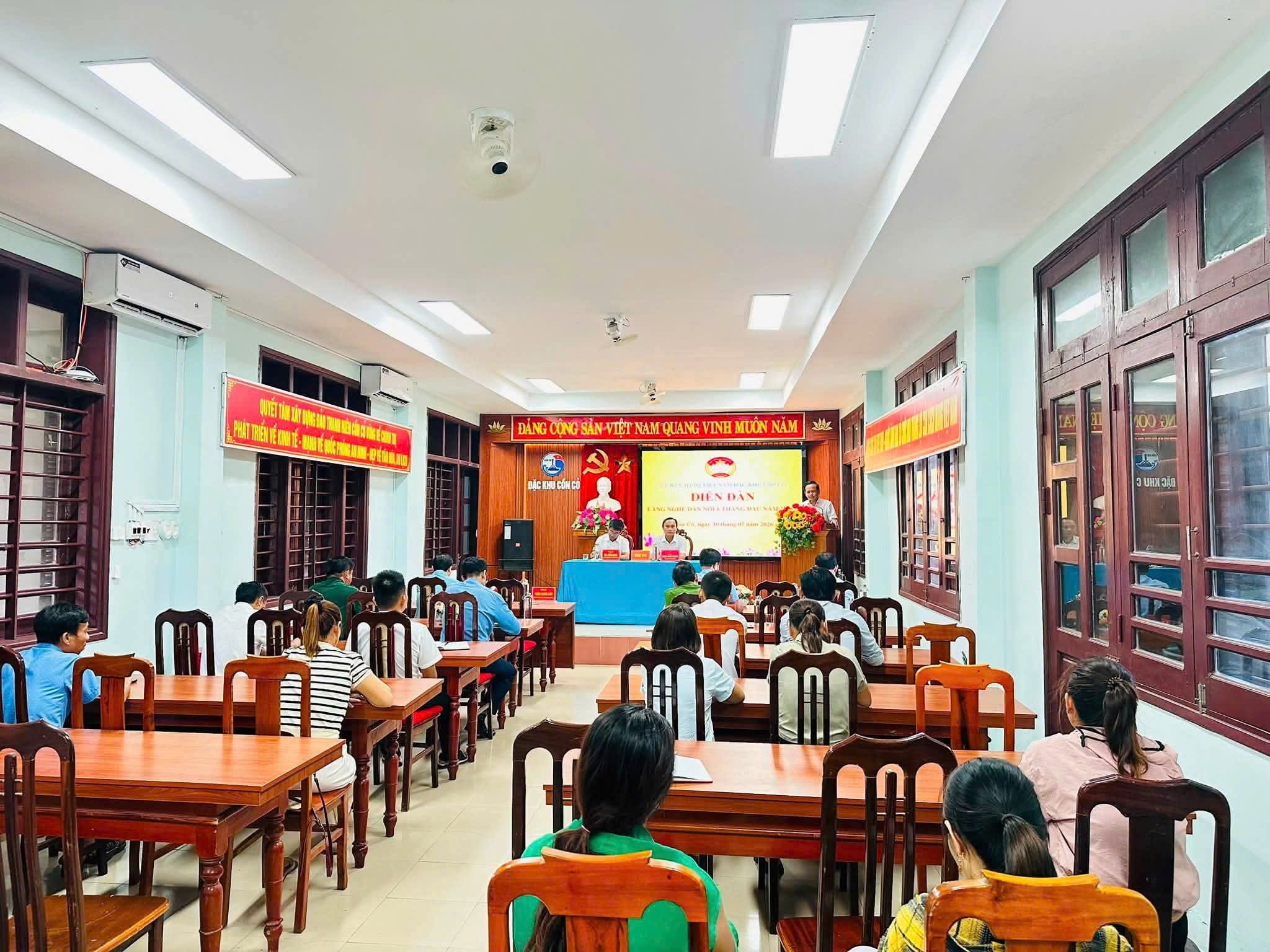 Đ.c Trần Xuân Anh, Tỉnh ủy viên, Bí thư Đảng ủy, Chủ tịch UBND đặc khu phát biểu chỉ đạo Diễn đàn