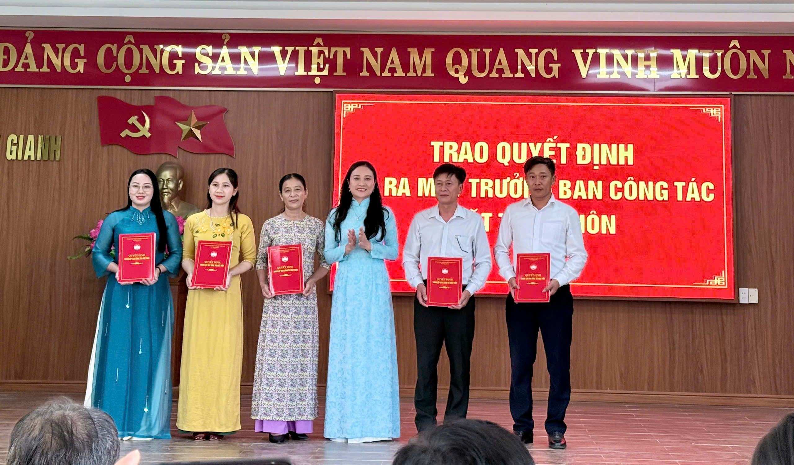 Đồng chí Trần Thị Tuyết Lan trao quyết định thành lập ban công tác mặt trận 5 thôn và chỉ định trưởng ban công tác mặt trận 5 thôn