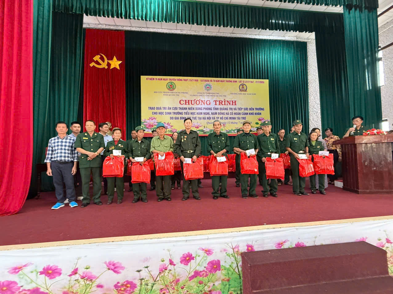Trao tặng quà tri ân cho các cựu TNXP có hoàn cảnh khó khăn