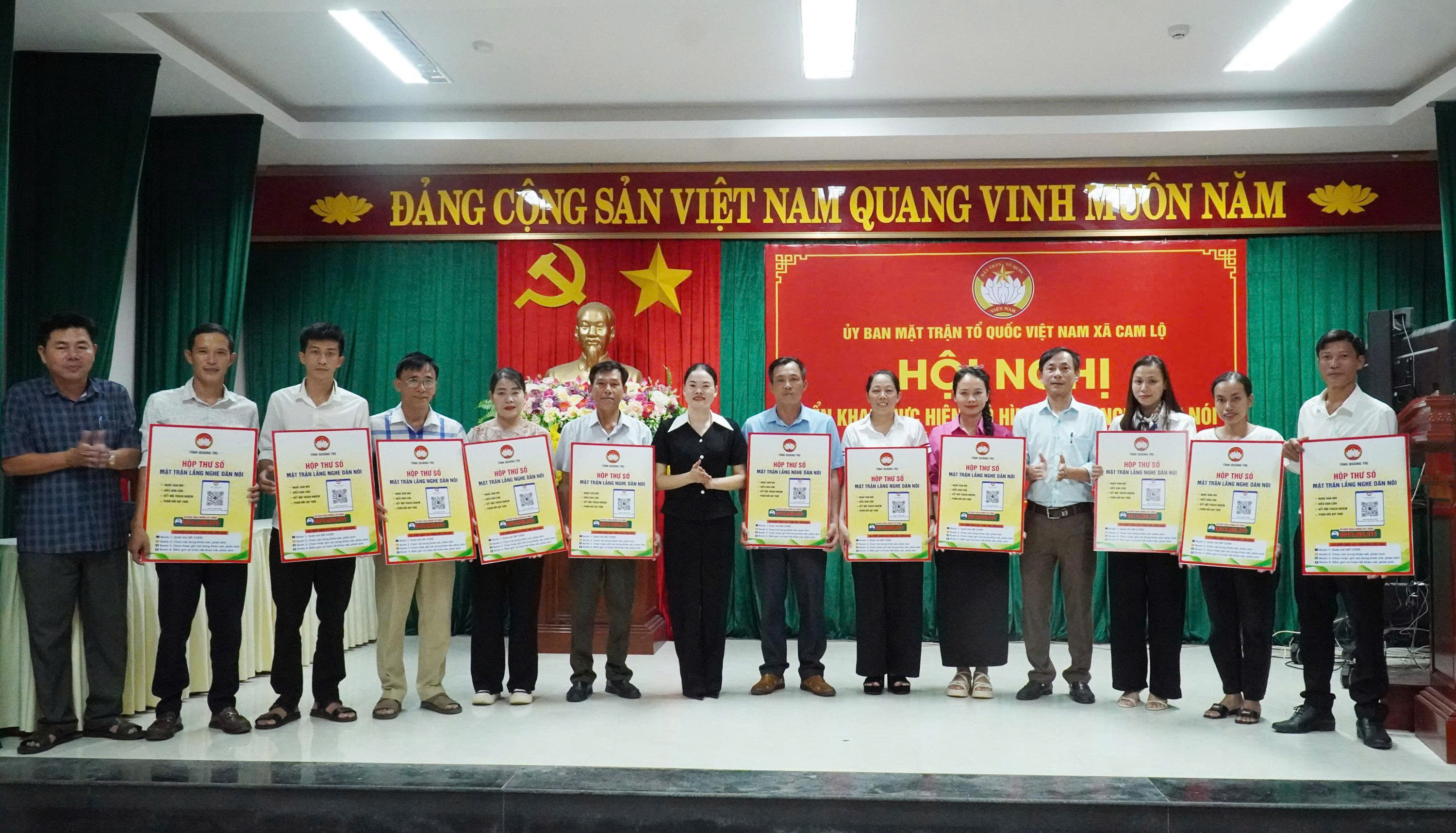 Trao hộp thư số cho Trưởng ban CTMT các thôn