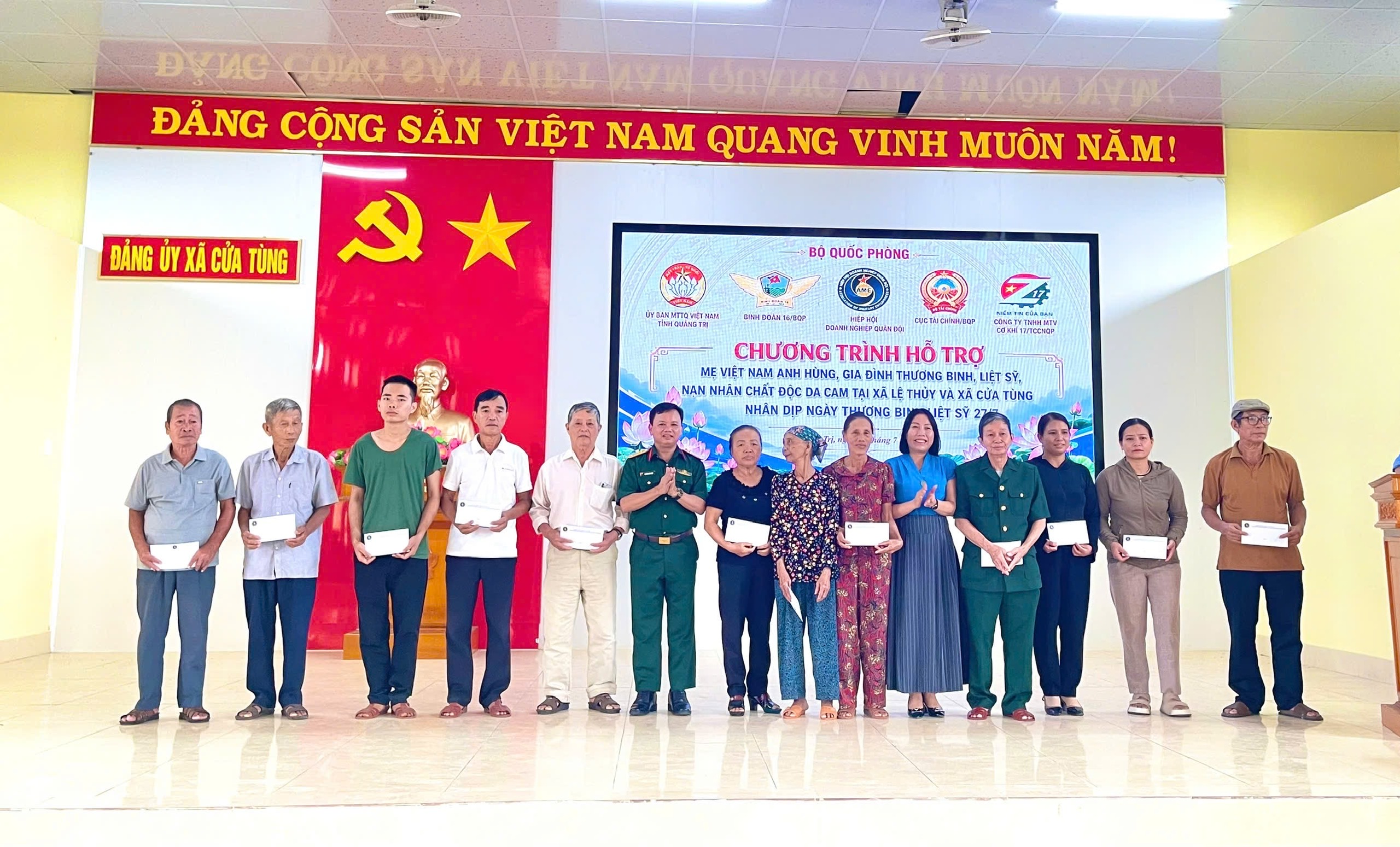 Hiệp hội Doanh nghiệp Quân đội trao quà cho các bác thương binh, bệnh binh, các gia đình chính sách