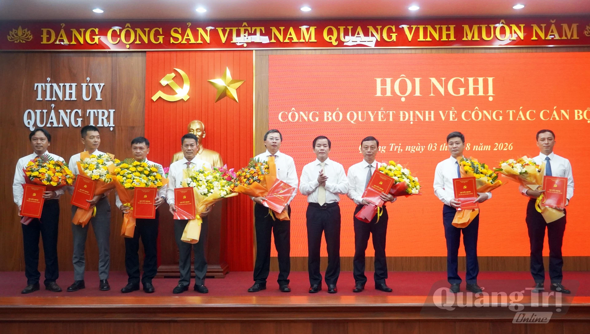 Đồng chí Nguyễn Văn Phương, Bí thư Tỉnh ủy trao quyết định và tặng hoa chúc mừng các đồng chí cán bộ được điều động, bổ nhiệm - Ảnh: N.M