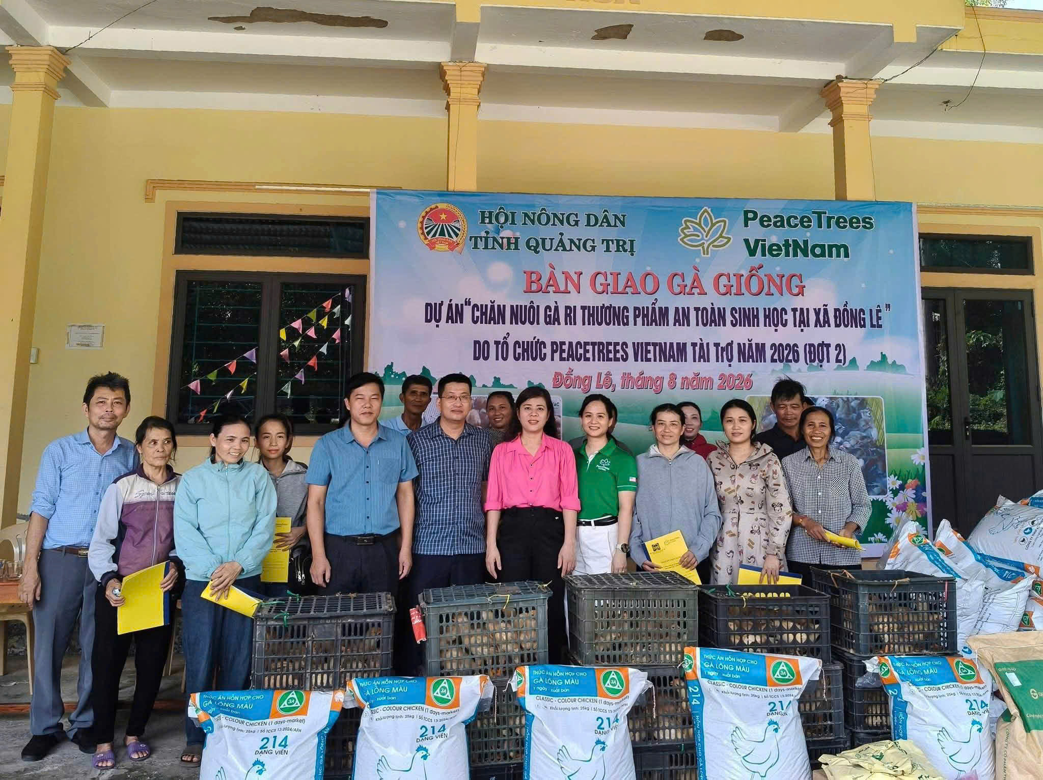 Các tổ chức trao gà hỗ trợ cho hội viên nông dân