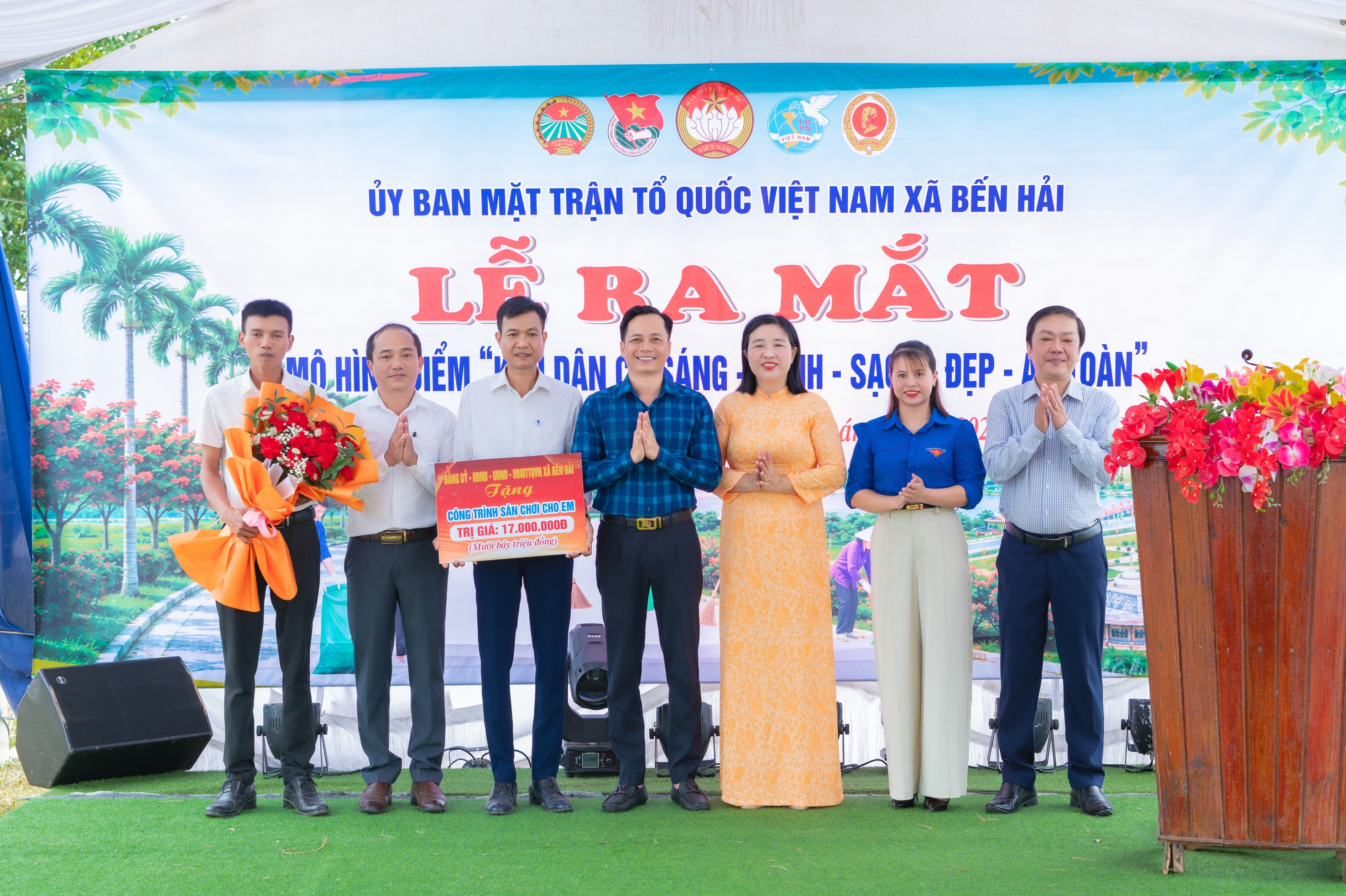 Ra mắt mô hình "Tuyến đường sáng-xanh-sạch-đẹp-an toàn" thôn Xuân Hải
