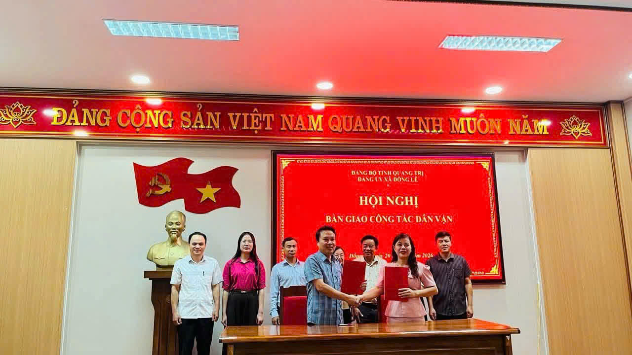 Ban Xây dựng Đảng và Ủy ban MTTQ Việt Nam xã ký biên bản bàn giao và tiếp nhận công tác dân vận