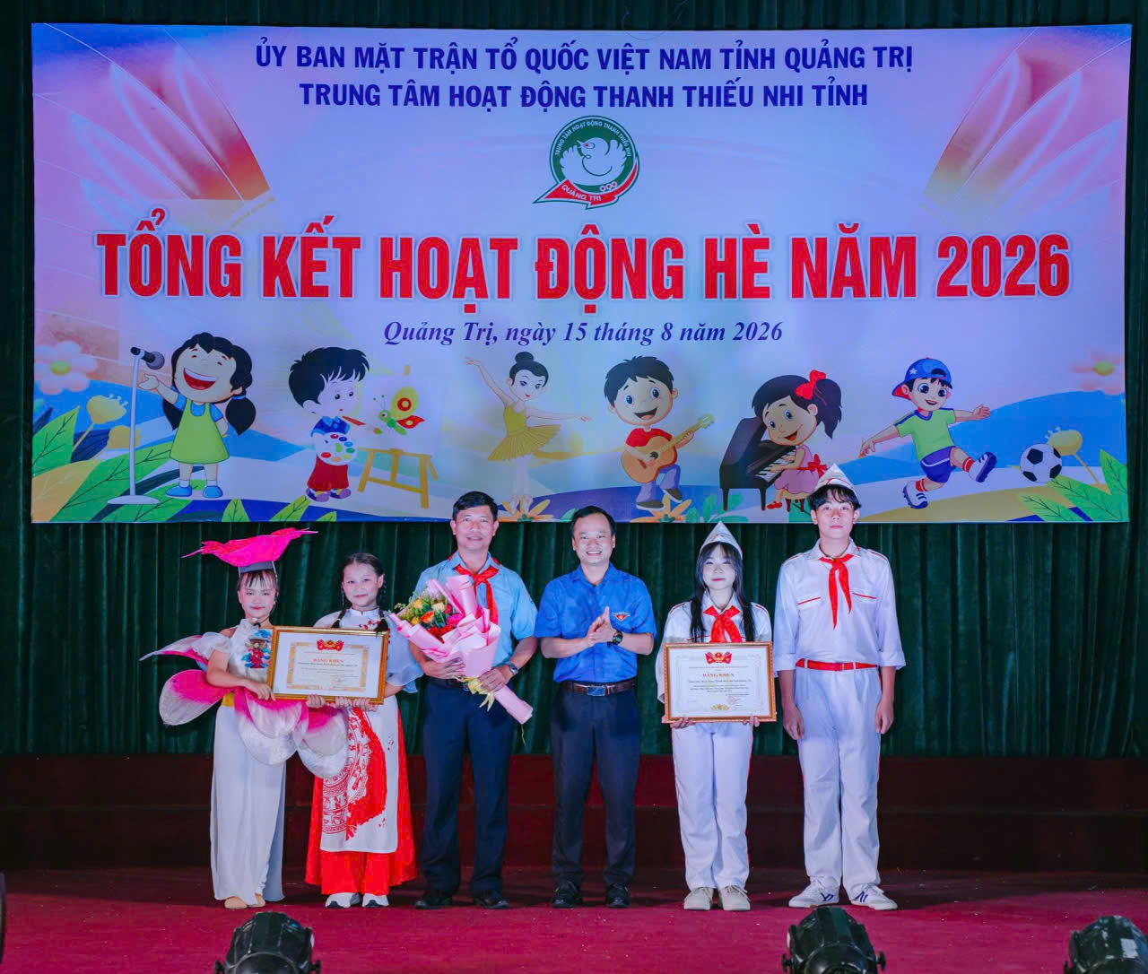 Anh Nguyễn Quốc Toản - Phó Bí thư Tỉnh đoàn, Chủ tịch Hội LHTN Việt Nam tỉnh trao Bằng khen Trung ương đoàn và Bằng khen Hội đồng Đội Trung ương cho Trung tâm đạt kết quả xuất sắc tại Liên hoan khu vực và toàn quốc năm 2026
