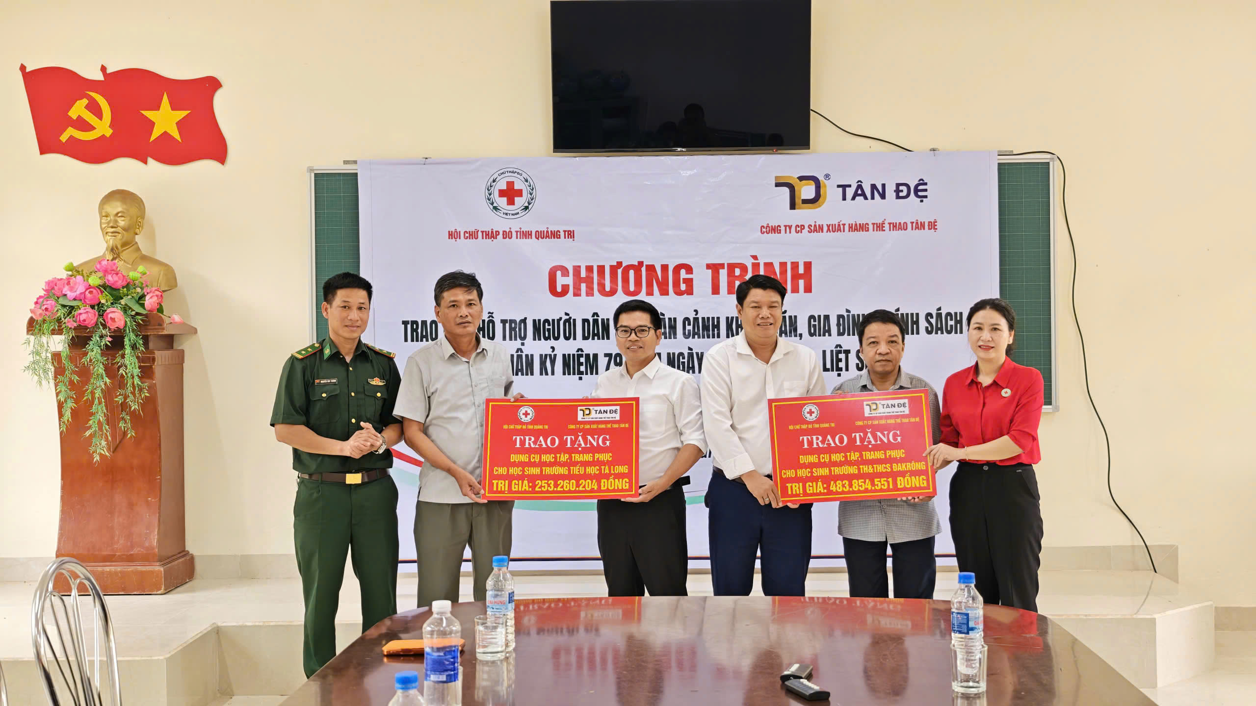 Bà Mai Thị Kim Nhung (áo đỏ) – Chủ tịch Hội Chữ thập đỏ tỉnh trao hỗ trợ sản phẩm dụng cụ học tập tổng trị giá hơn 737 triệu đồng cho Trường Tiểu học Tà Long và Trường TH&THCS Đakrông