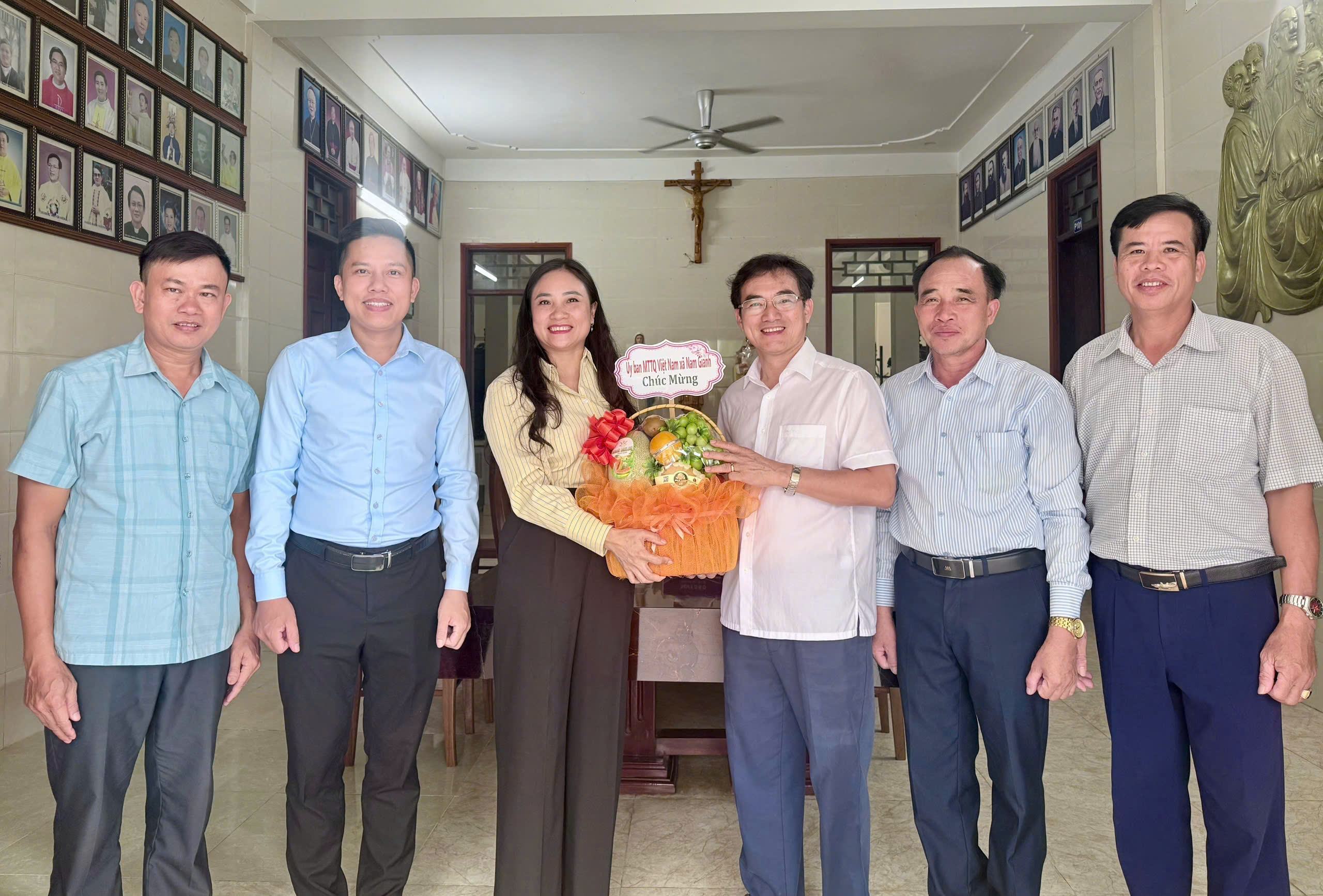 Ban Thường trực Ủy ban MTTQ Việt Nam xã Nam Gianh đến chúc mừng Linh mục Nguyễn Công Bình nhân dịp Linh mục nhận nhiệm vụ quản giáo xứ Hòa Ninh