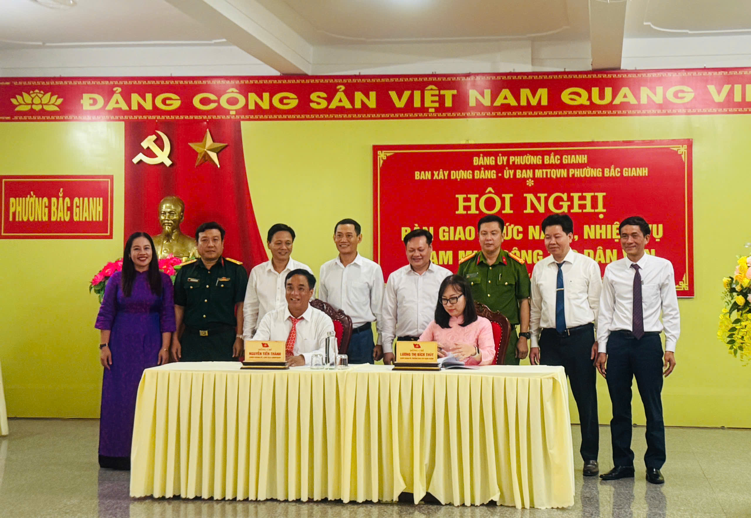 Các đại biểu chứng kiến hai đơn vị ký kết bàn giao