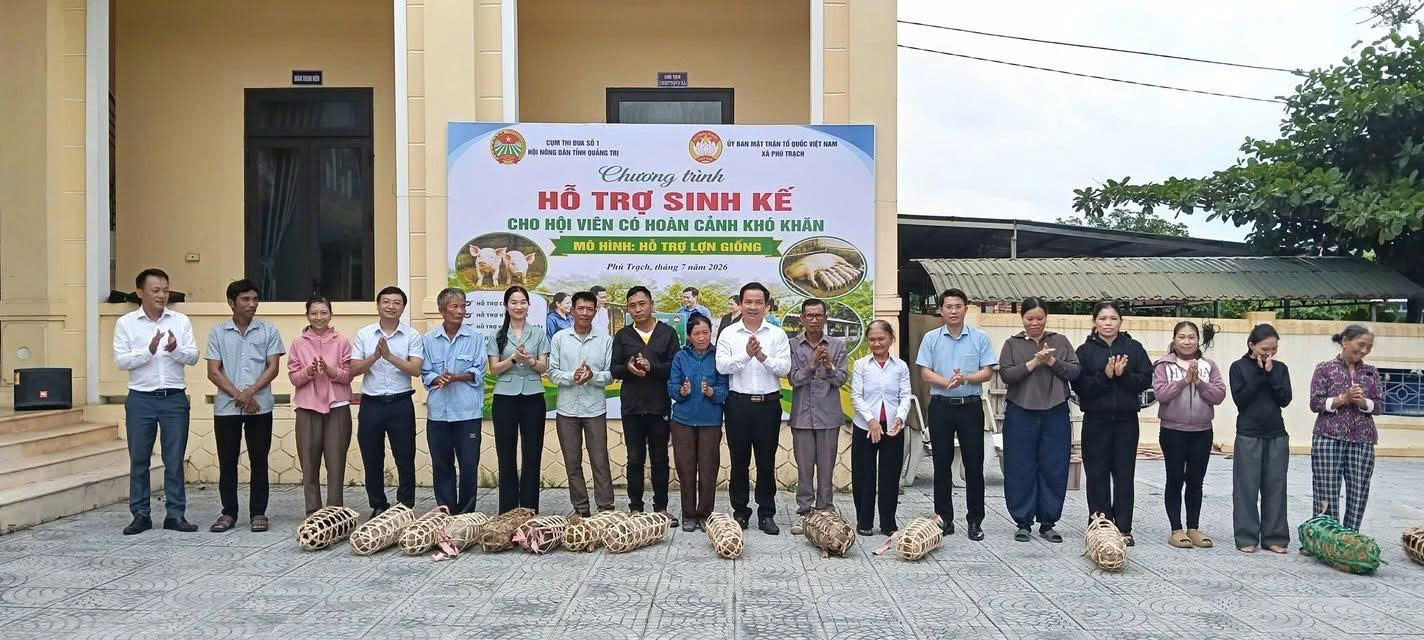 Các đồng chí lãnh đạo trao hỗ trợ trao sinh kế lợn giống cho hội viên Hội nông dân