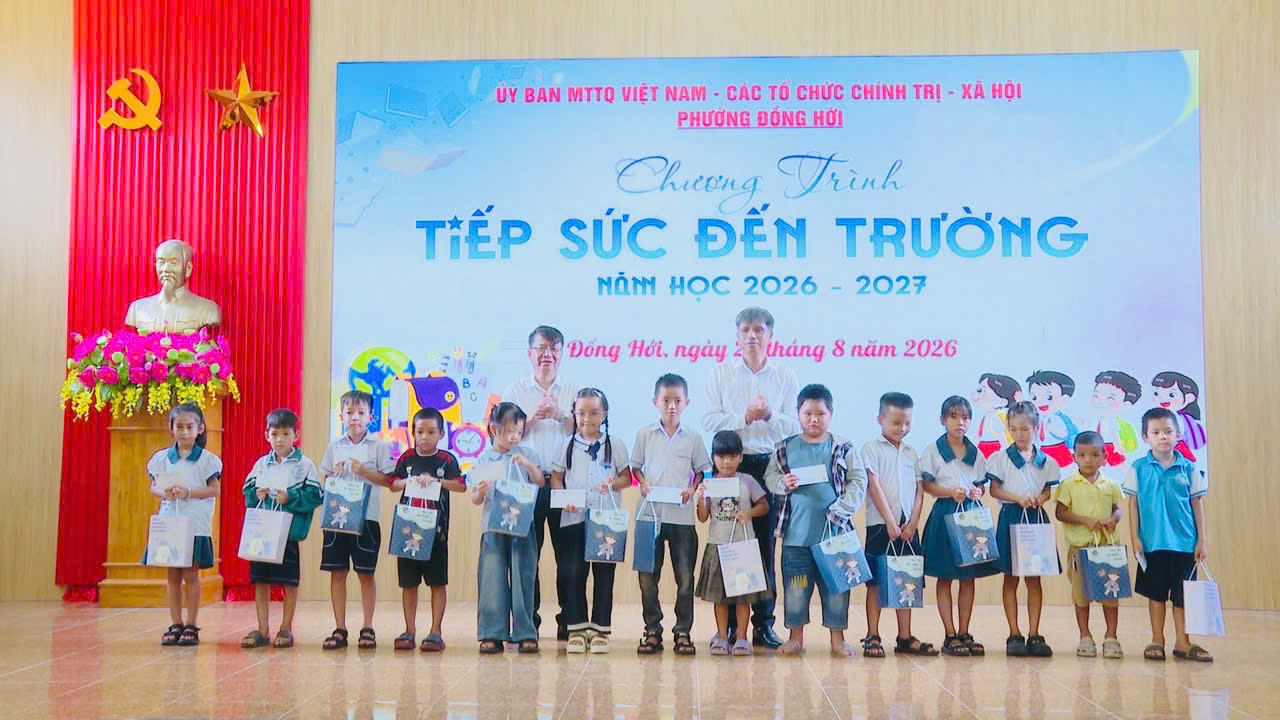 Các đồng chí lãnh đạo trao quà cho các em học sinh