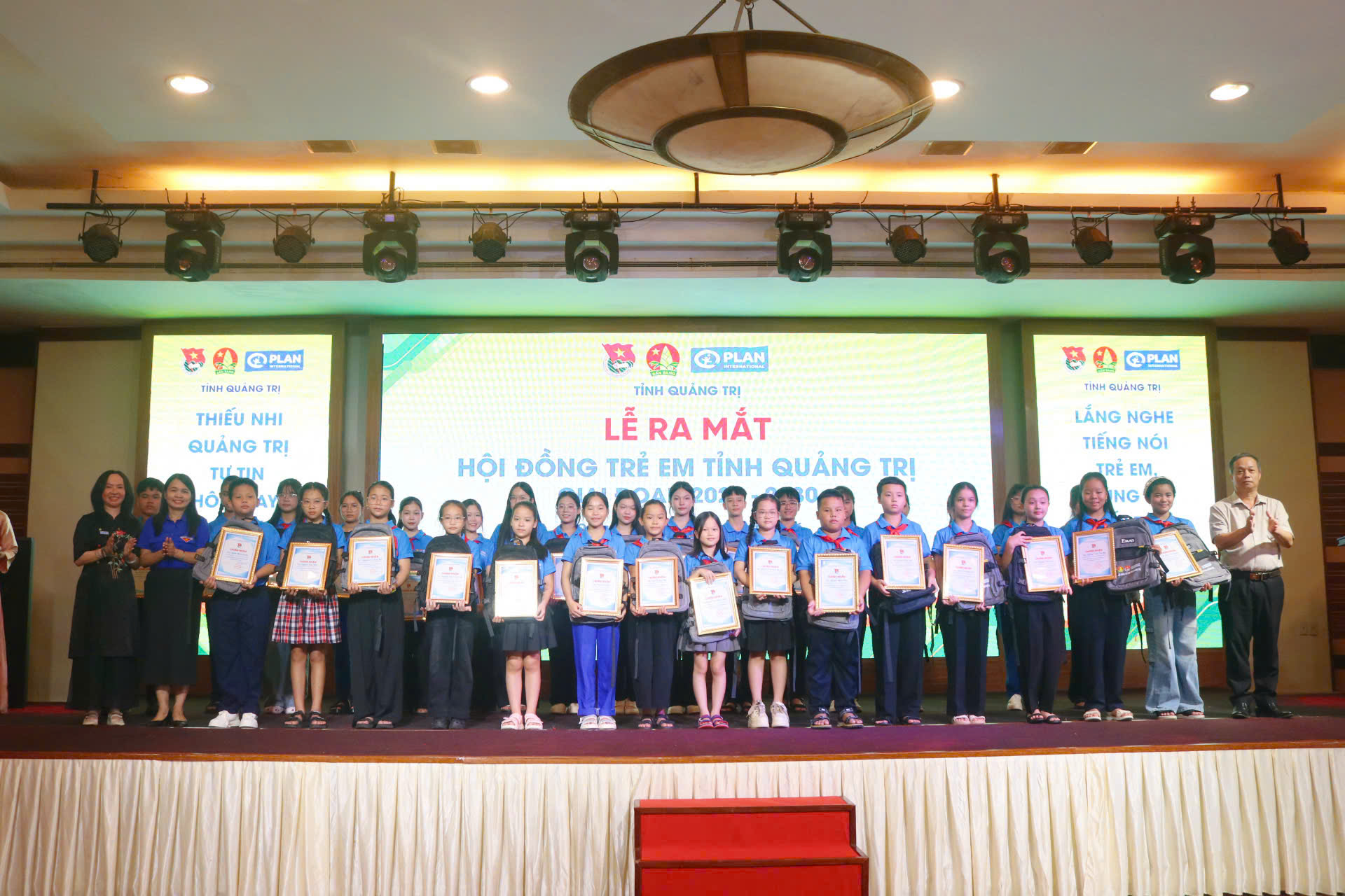 Các thành viên Hội đồng Trẻ em tỉnh Quảng Trị giai đoạn 2026 - 2030 nhận giấy chứng nhận và quà từ Ban Tổ chức