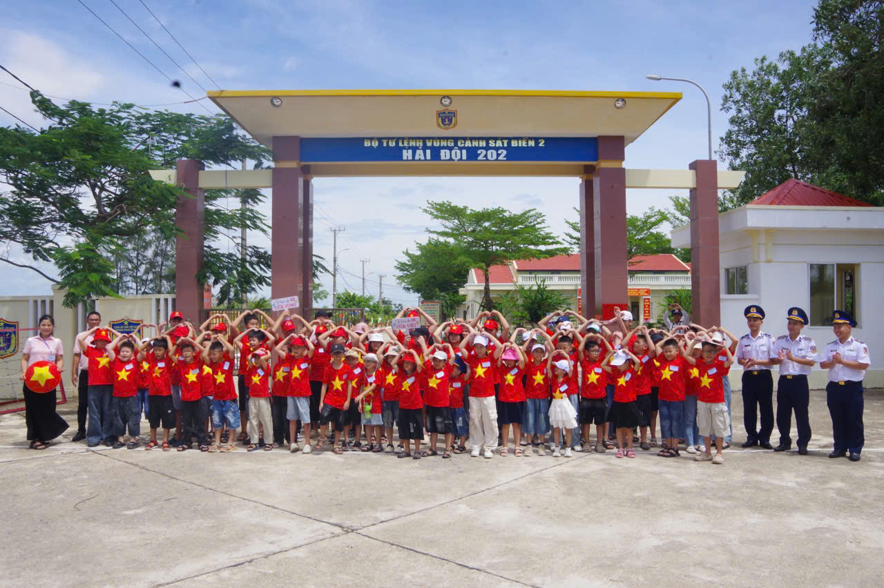 Cán bộ, chiến sĩ Hải đội 202 và các em học sinh tham gia chương trình