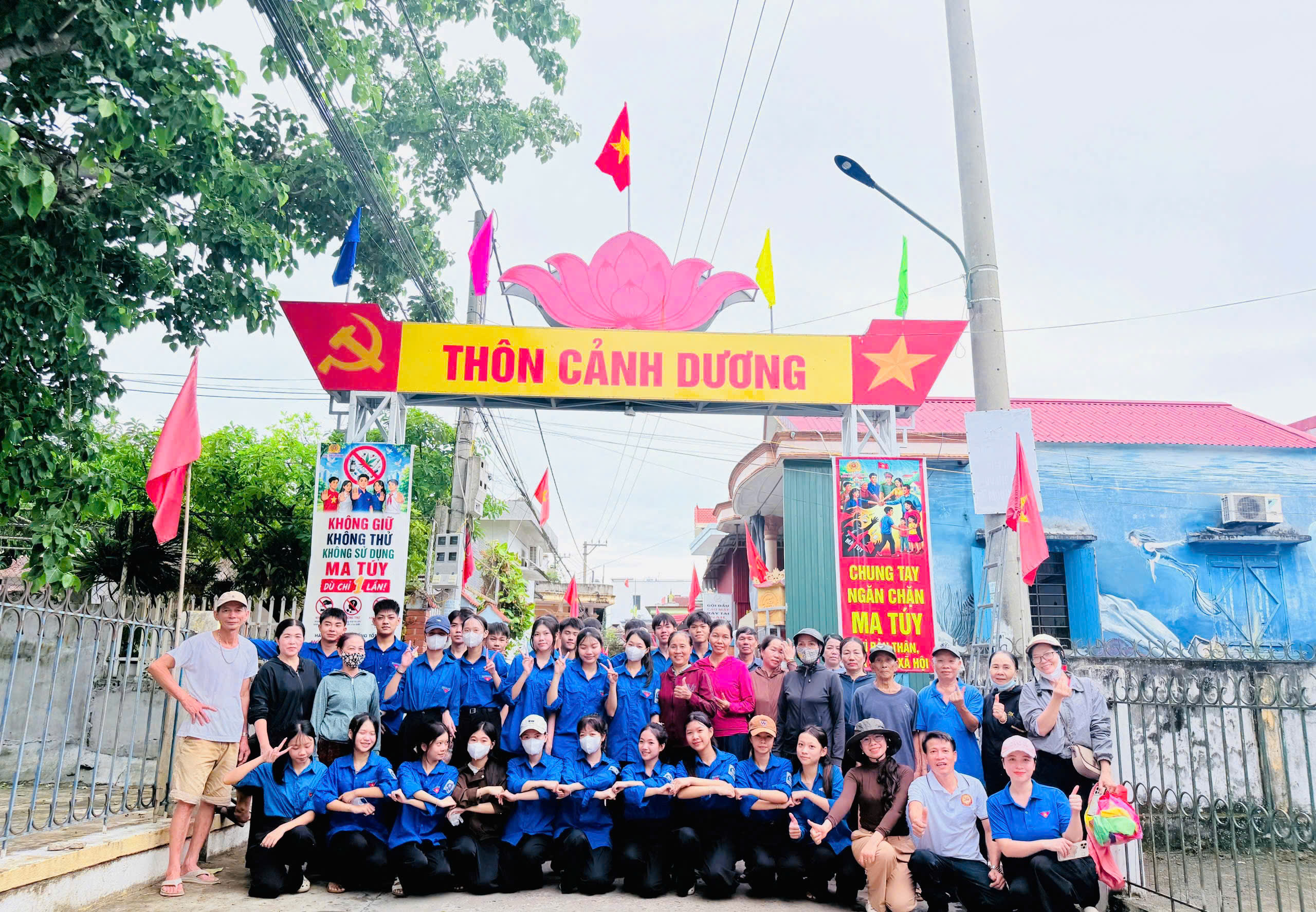 Cán bộ, đoàn viên thanh niên tham gia Ngày Chủ nhật xanh tại thôn Cảnh Dương