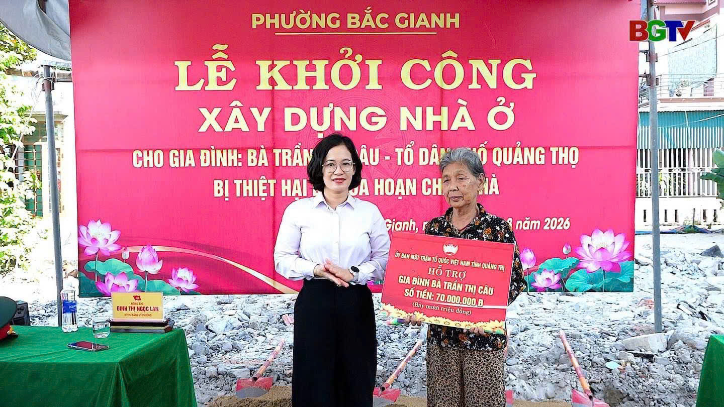 Đ c Đinh Thị Ngọc Lan, Bí Thư Đảng uỷ phường Bắc Gianh trao biển hỗ trợ Nhà tình nghĩa cho Bà Trần Thị Câu