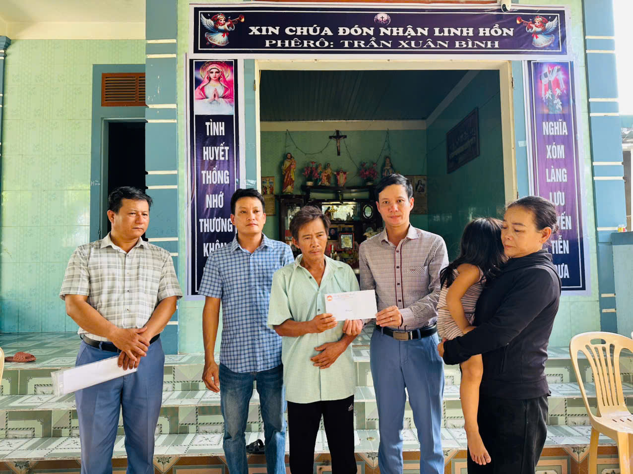 Đ c Phạm Anh Dũng Phó Chủ tịch UBMTTQVN xã cùng đoàn công tác trao quà hỗ trợ thân nhân gia đình có người bị nạn
