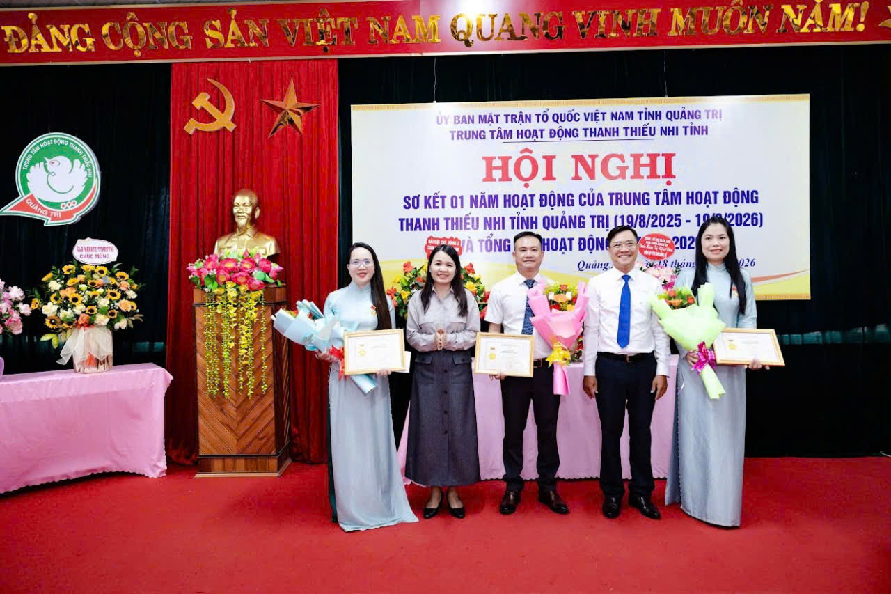 Đ c Trần Thị Thu và Đ c Nguyễn Thế Hùng trao tặng hoa và Kỷ niệm chương "Vì thế hệ trẻ"