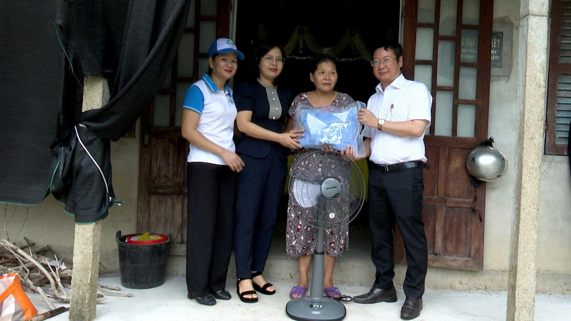 Đ c Trương Chí Hiếu Bí thư Đảng ủy, Chủ tịch HĐND xã đến dự và trao quà cho gia đình bà Hồ Thị Nguyệt