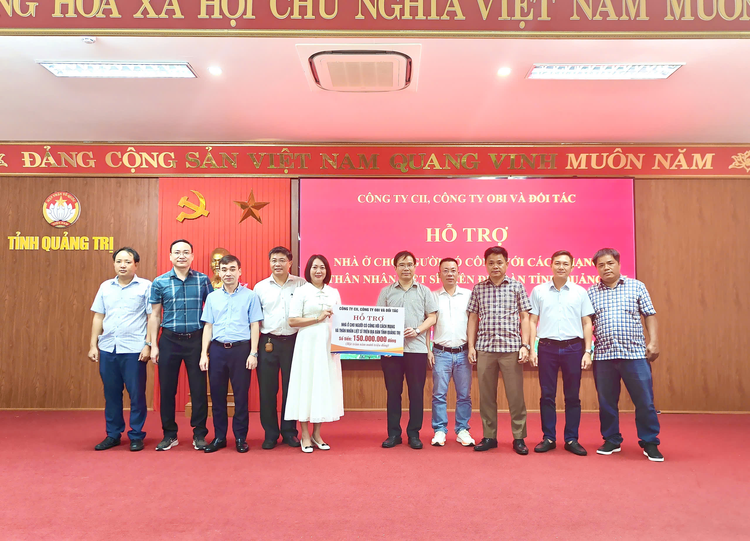 Đoàn công tác trao biễn hỗ trợ nhà ở cho người có công và thân nhân liệt sĩ