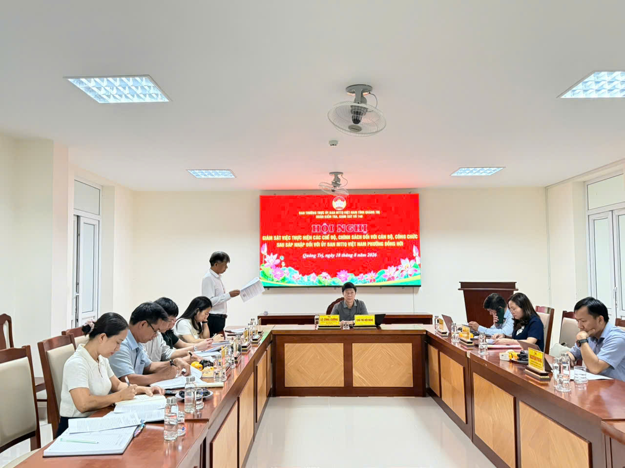 Đồng chí Bùi Quang Vinh Chủ tịch Uỷ ban MTTQ Việt Nam phường Đồng Hới trình bày báo cáo tại buổi kiểm tra