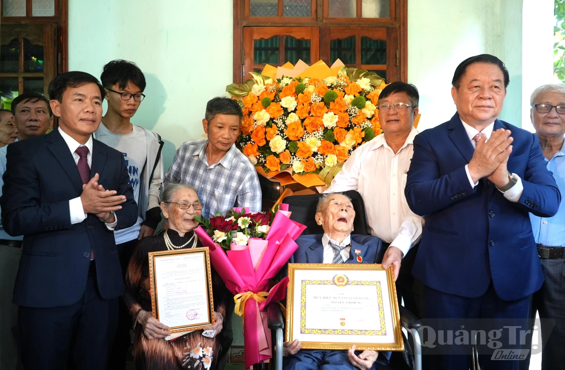 Đồng chí Đại tướng Nguyễn Trọng Nghĩa, Chủ nhiệm Tổng cục Chính trị Quân đội nhân dân Việt Nam chúc mừng đảng viên Nguyễn Anh Hùng được trao tặng Huy hiệu 80 năm tuổi Đảng Ảnh: T Đ