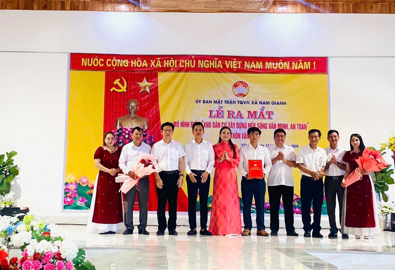Đồng chí Dương Tân Long, PCT Ủy ban MTTQ Việt Nam tỉnh và lãnh đạo xã Nam Gianh trao quyết định ra mắt mô hình