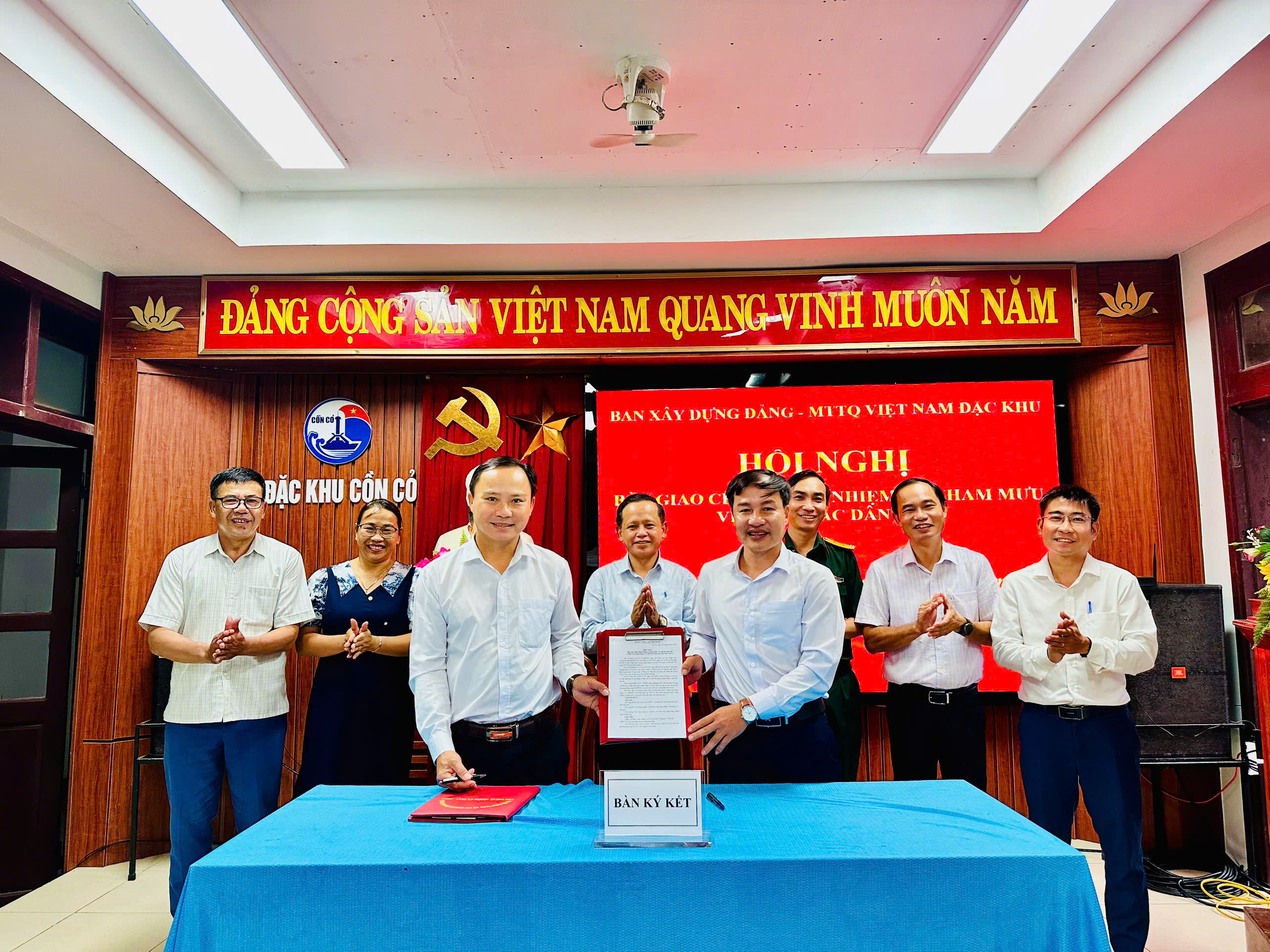 Đồng chí Trưởng ban Xây dựng Đảng và Chủ tịch UBMTTQ Việt Nam đặc khu ký biên bản bàn giao